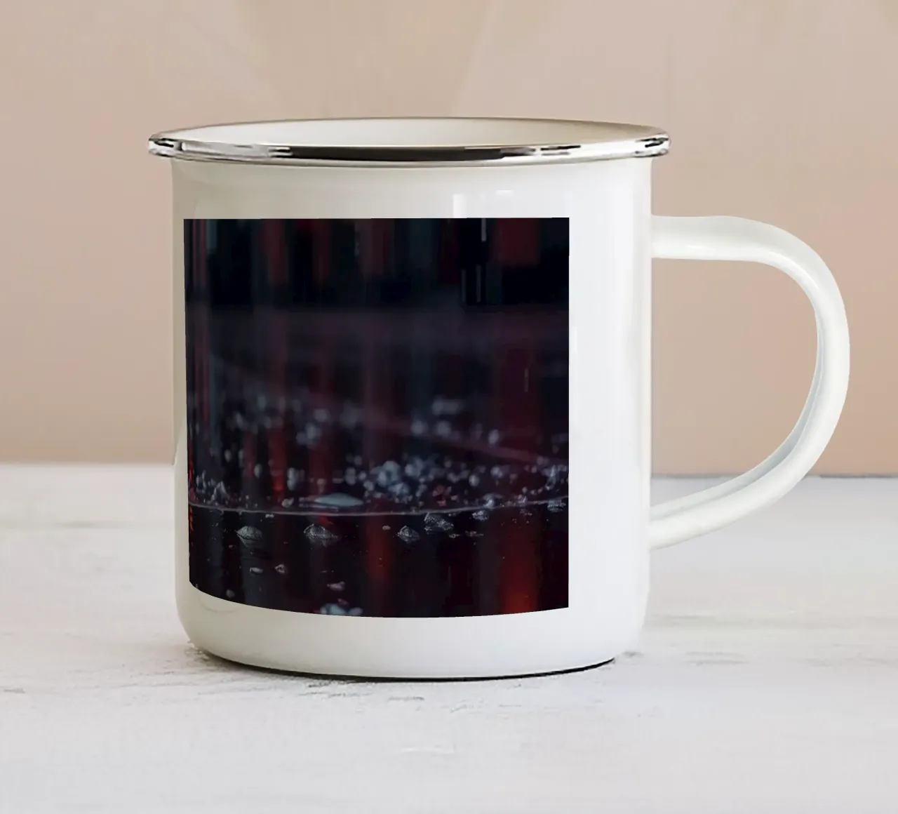 La strada bagnata dalla pioggia riflette le luci della città di sera tazza in smalto da DesignDoodle