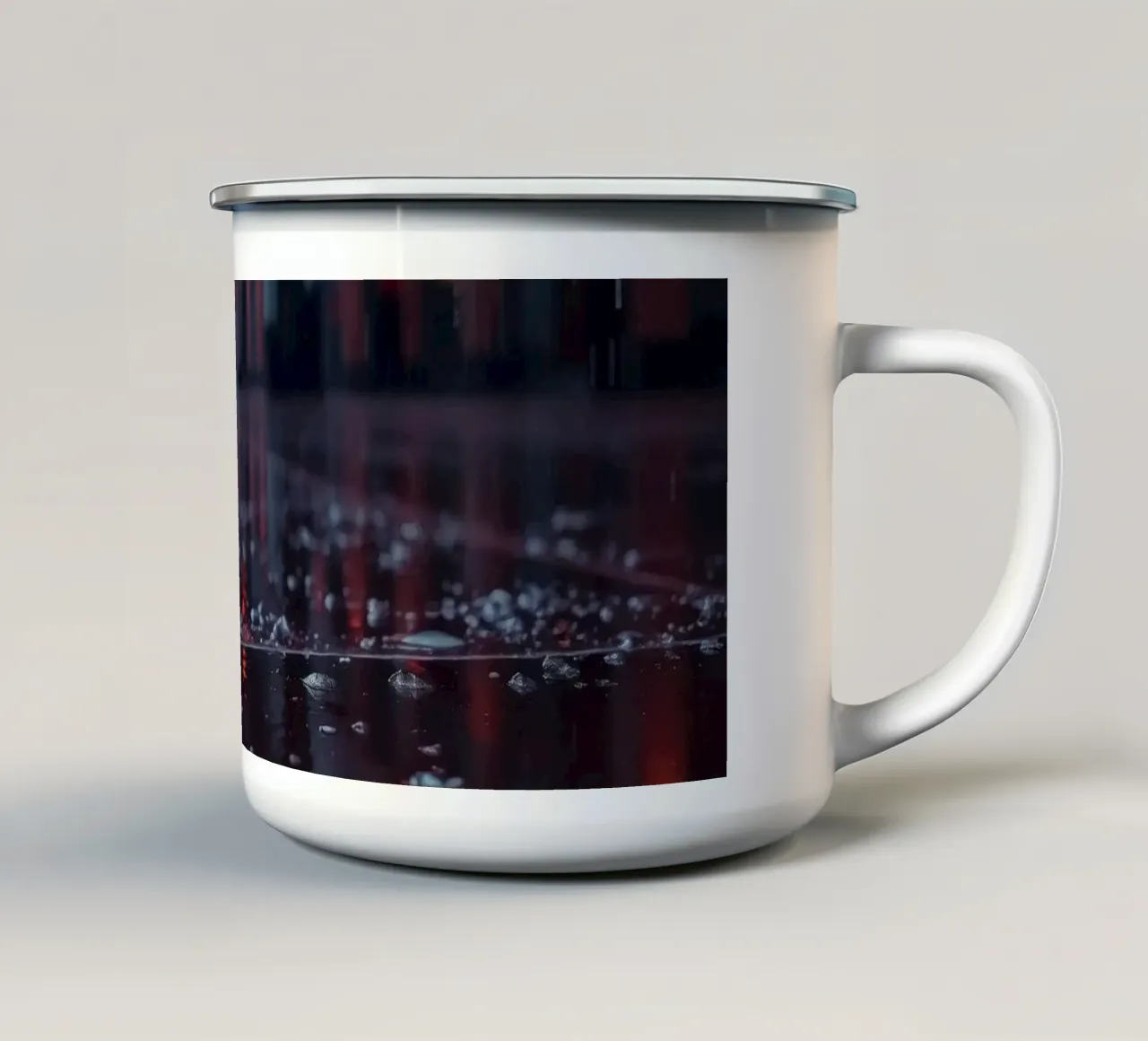 La strada bagnata dalla pioggia riflette le luci della città di sera tazza in smalto da DesignDoodle