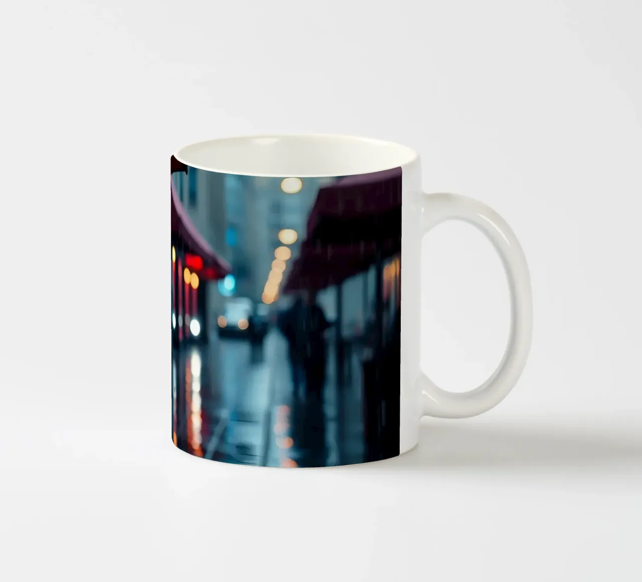 Ombrello che cammina lungo una strada piovosa tazza in ceramica da DesignDoodle