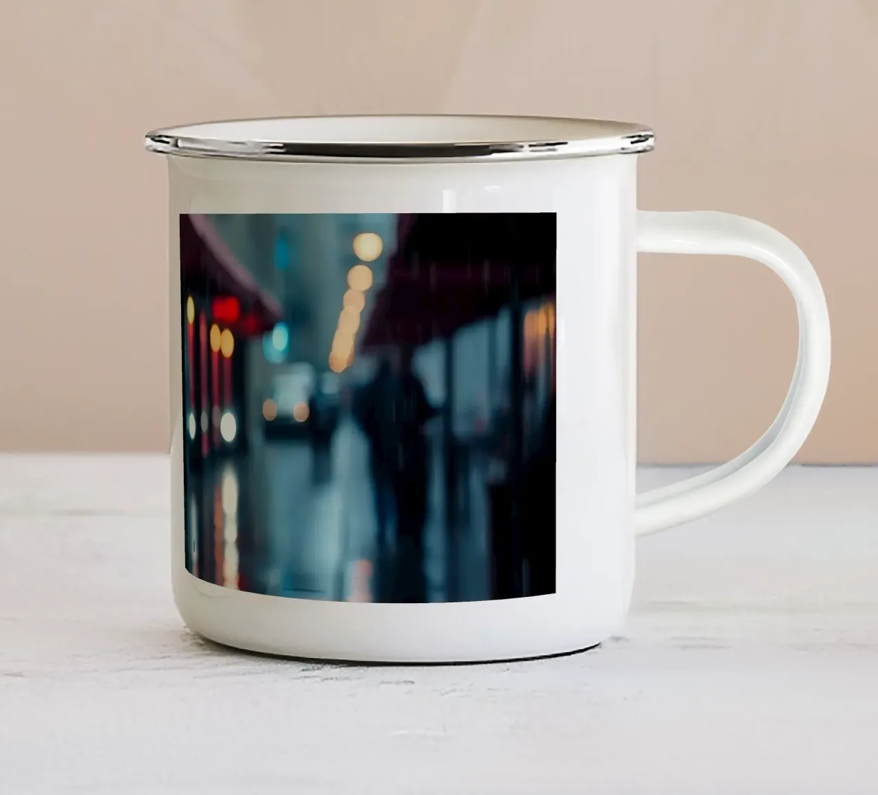 Ombrello che cammina lungo una strada piovosa tazza in smalto da DesignDoodle