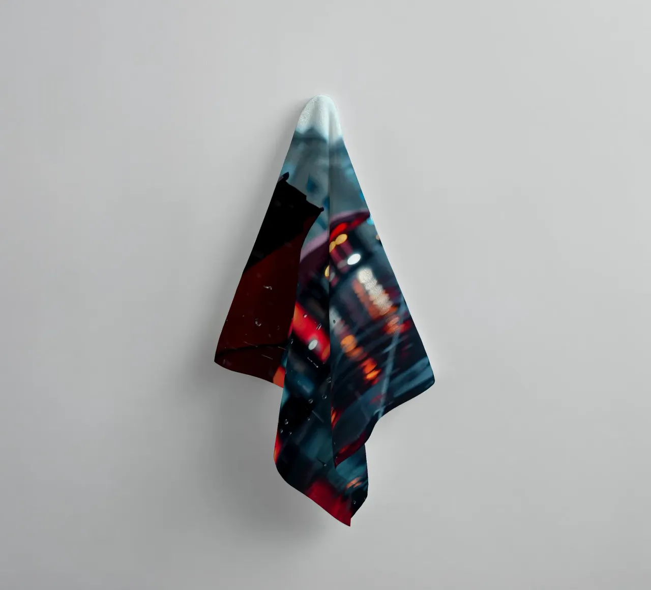 Marcher avec un parapluie dans une rue pluvieuse serviette de bain de DesignDoodle
