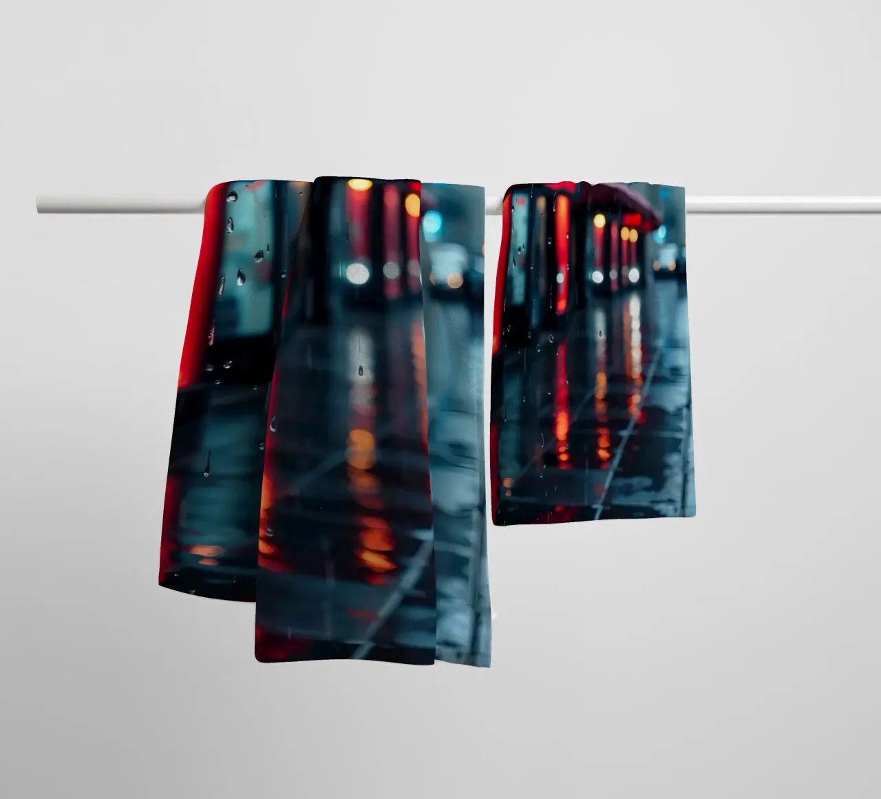 Marcher avec un parapluie dans une rue pluvieuse serviette de bain de DesignDoodle