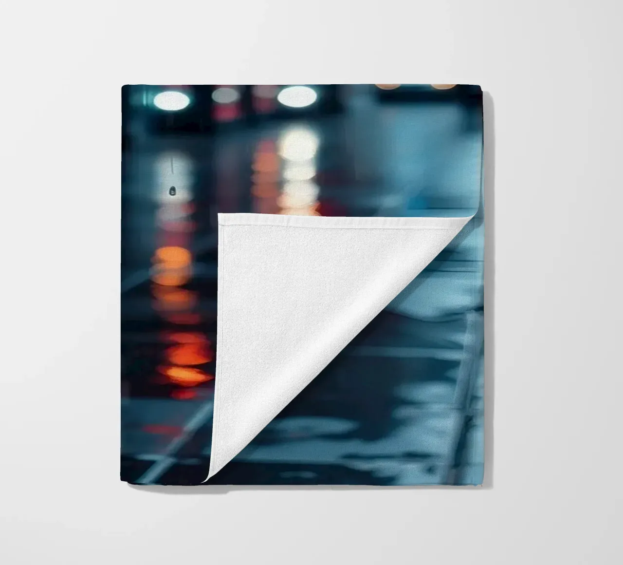Ombrello che cammina lungo una strada piovosa telo mare da DesignDoodle