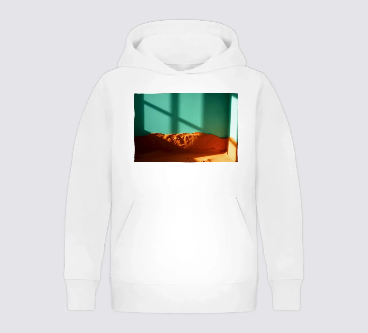 La luce del sole proietta ombre geometriche sulla sabbia arancione e sul turchese. felpa bambino con cappuccio da DesignDoodle