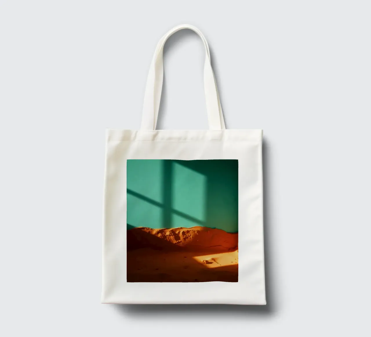La luce del sole proietta ombre geometriche sulla sabbia arancione e sul turchese. borsa in juta da DesignDoodle