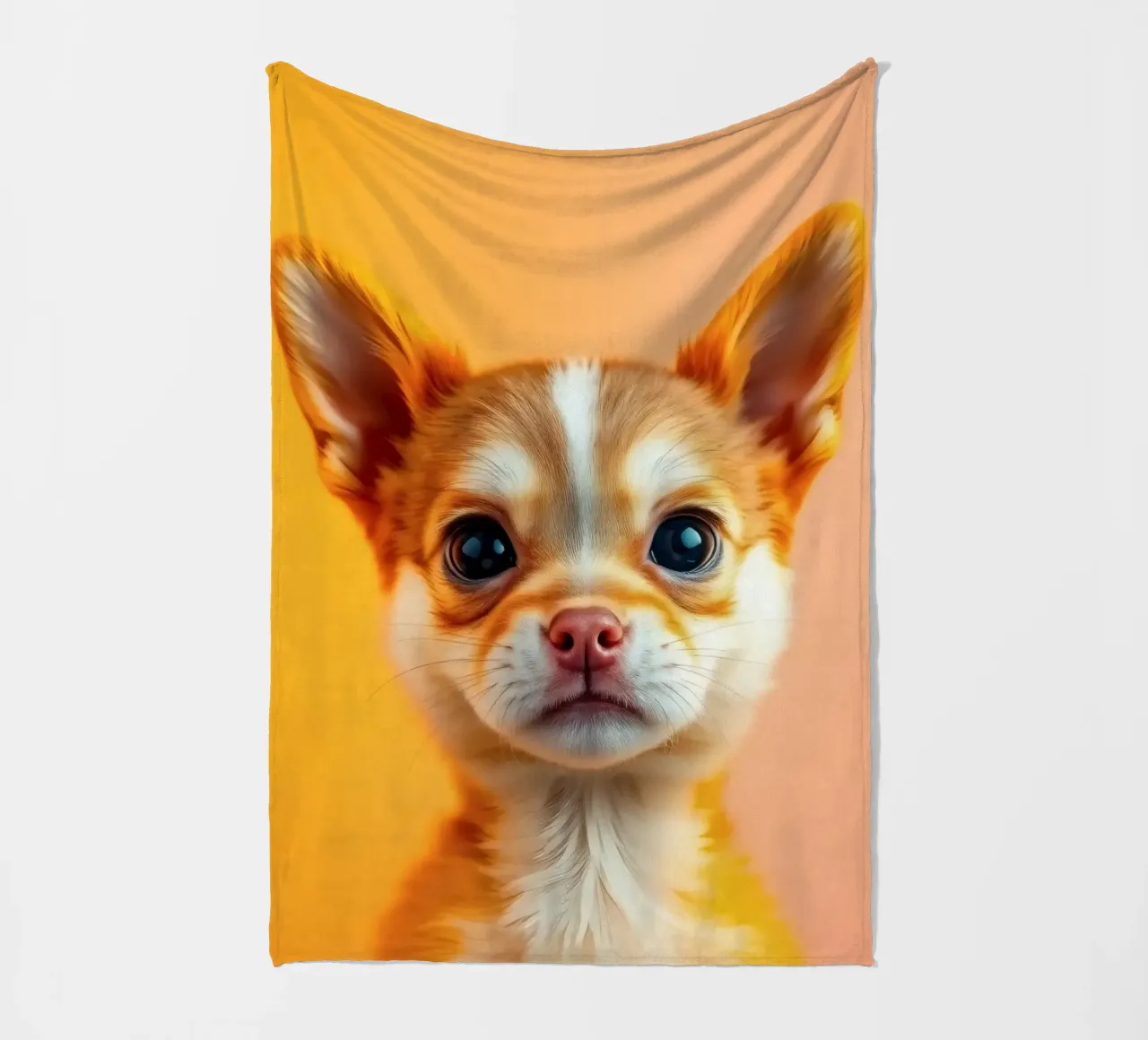 Un simpatico cucciolo di chihuahua con gli occhi grandi posa contro una vivace o coperta in pile da DesignDoodle