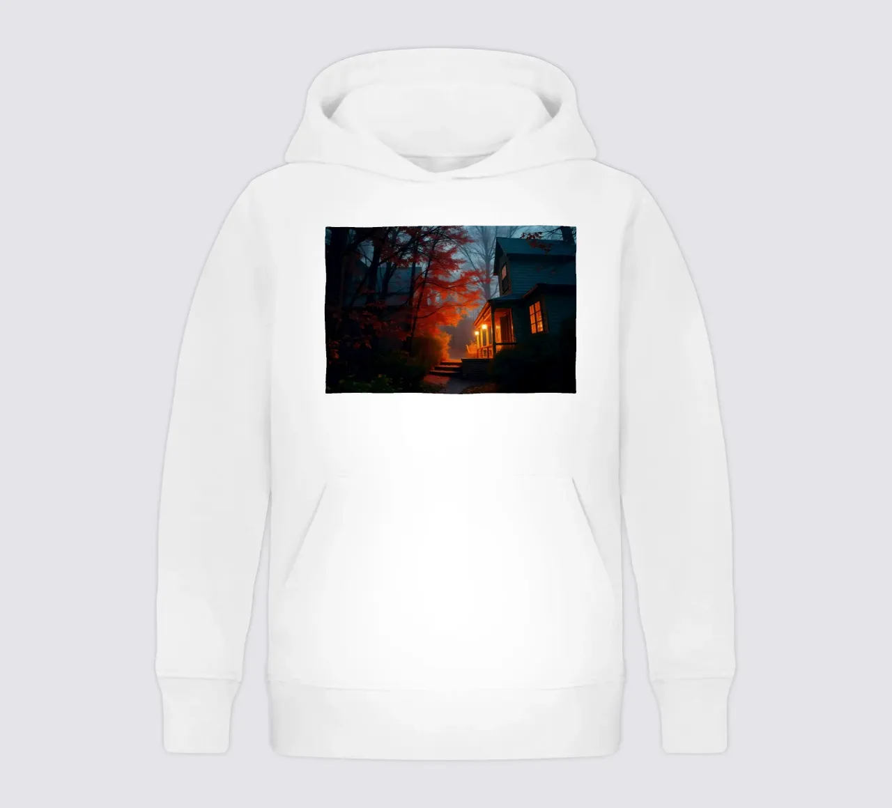Warmes Licht leuchtet aus einem gemütlichen Haus in einem nebligen Wald während Kinder Hoodie von DesignDoodle