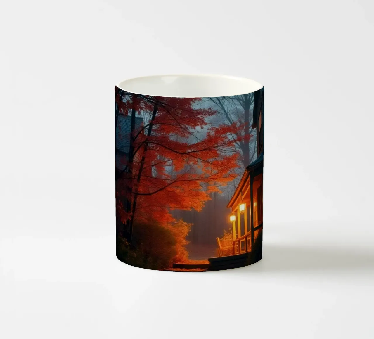 Una luce calda risplende da un'accogliente casa in una foresta nebbiosa durante il tazza in ceramica da DesignDoodle