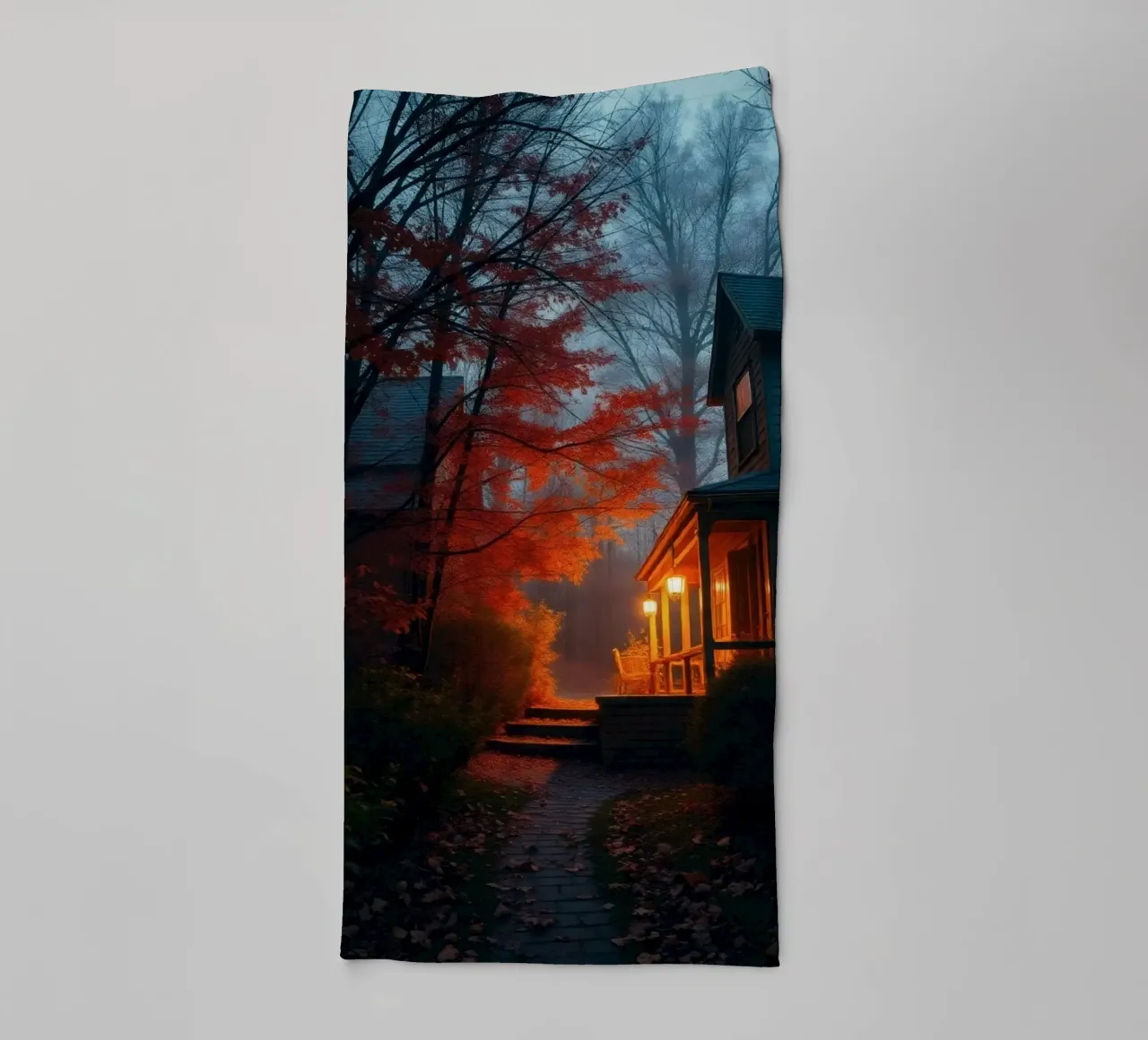 Una luce calda risplende da un'accogliente casa in una foresta nebbiosa durante il asciugamano da bagno da DesignDoodle