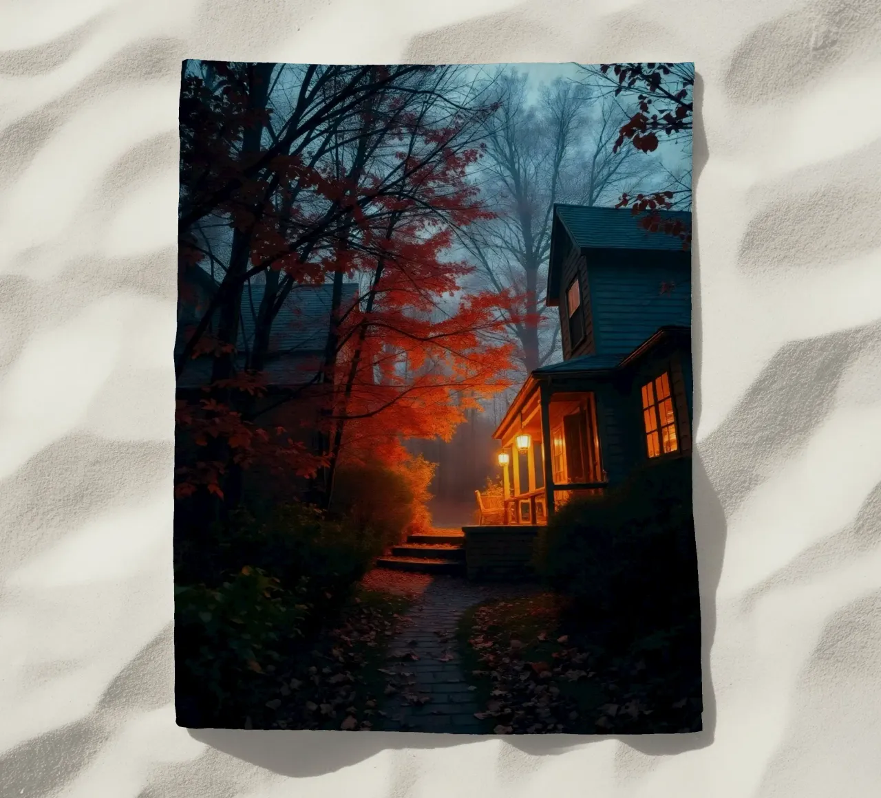 Una luce calda risplende da un'accogliente casa in una foresta nebbiosa durante il telo mare da DesignDoodle