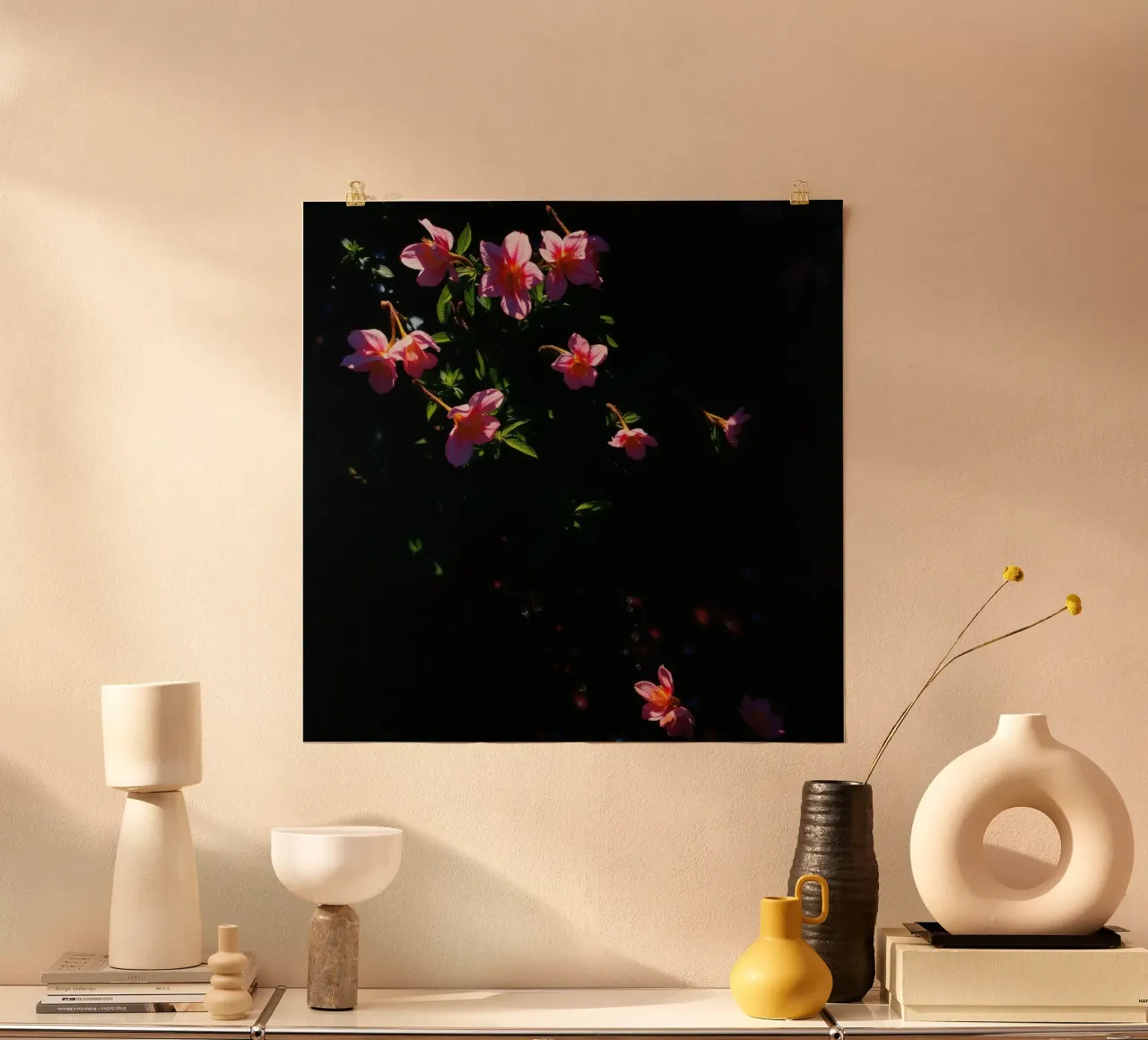 Delicadas flores rosas florecen bajo el suave resplandor del atardecer poster de DesignDoodle