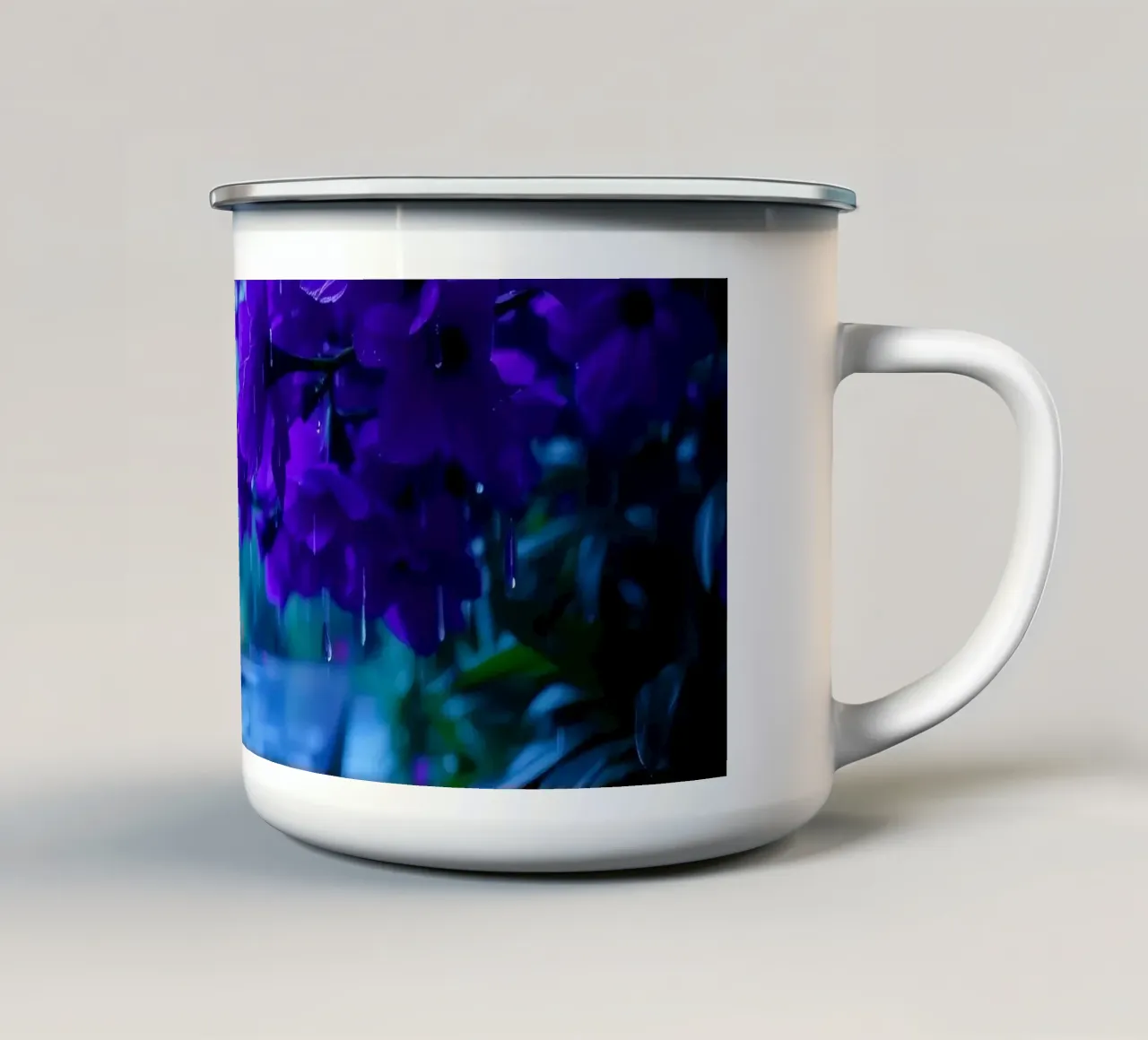 fiori viola circondati da gocce di pioggia, in una tranquilla tazza in smalto da DesignDoodle