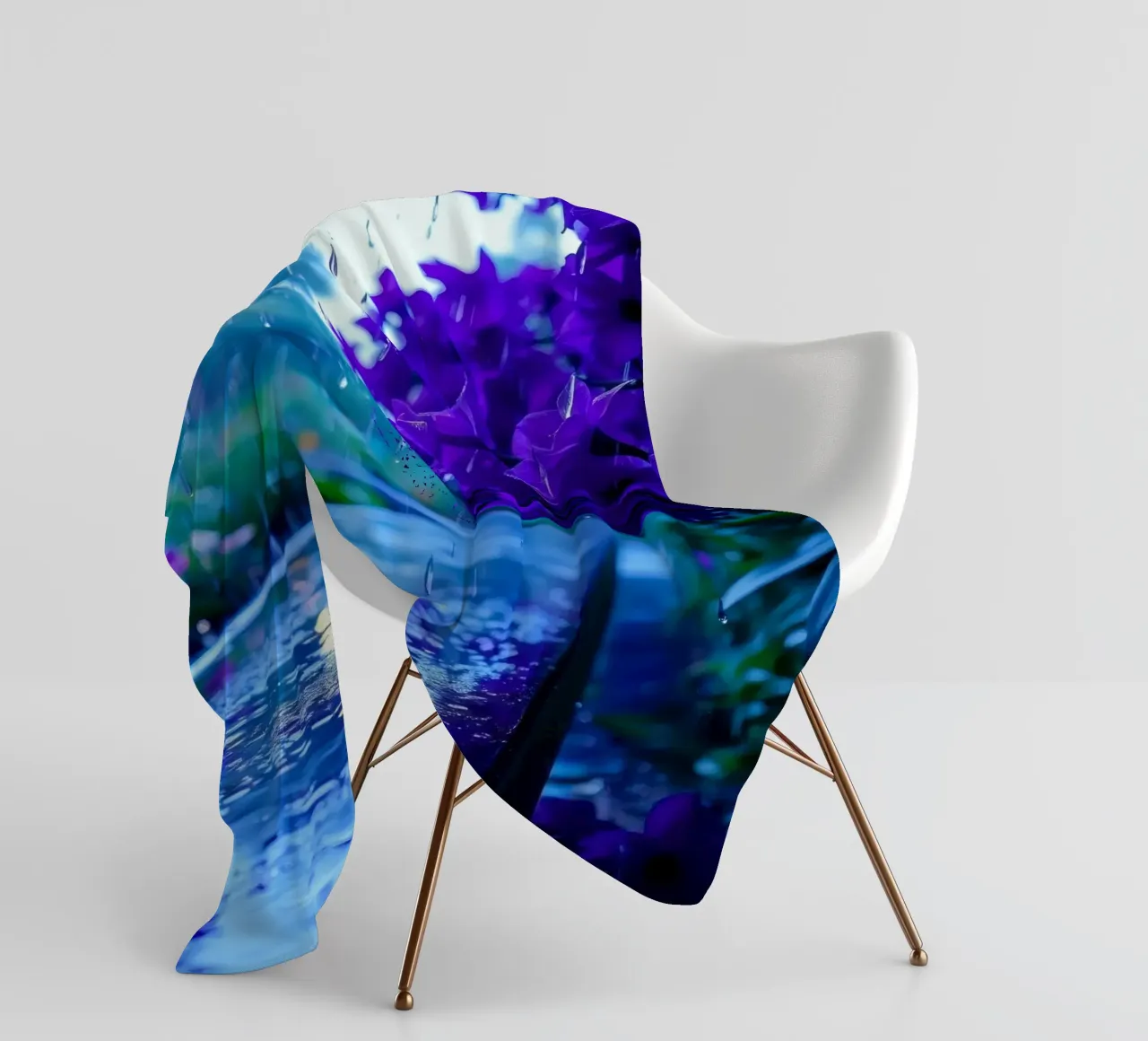 fiori viola circondati da gocce di pioggia, in una tranquilla coperta in pile da DesignDoodle