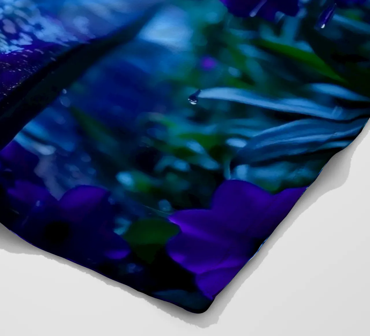 fiori viola circondati da gocce di pioggia, in una tranquilla coperta in pile da DesignDoodle
