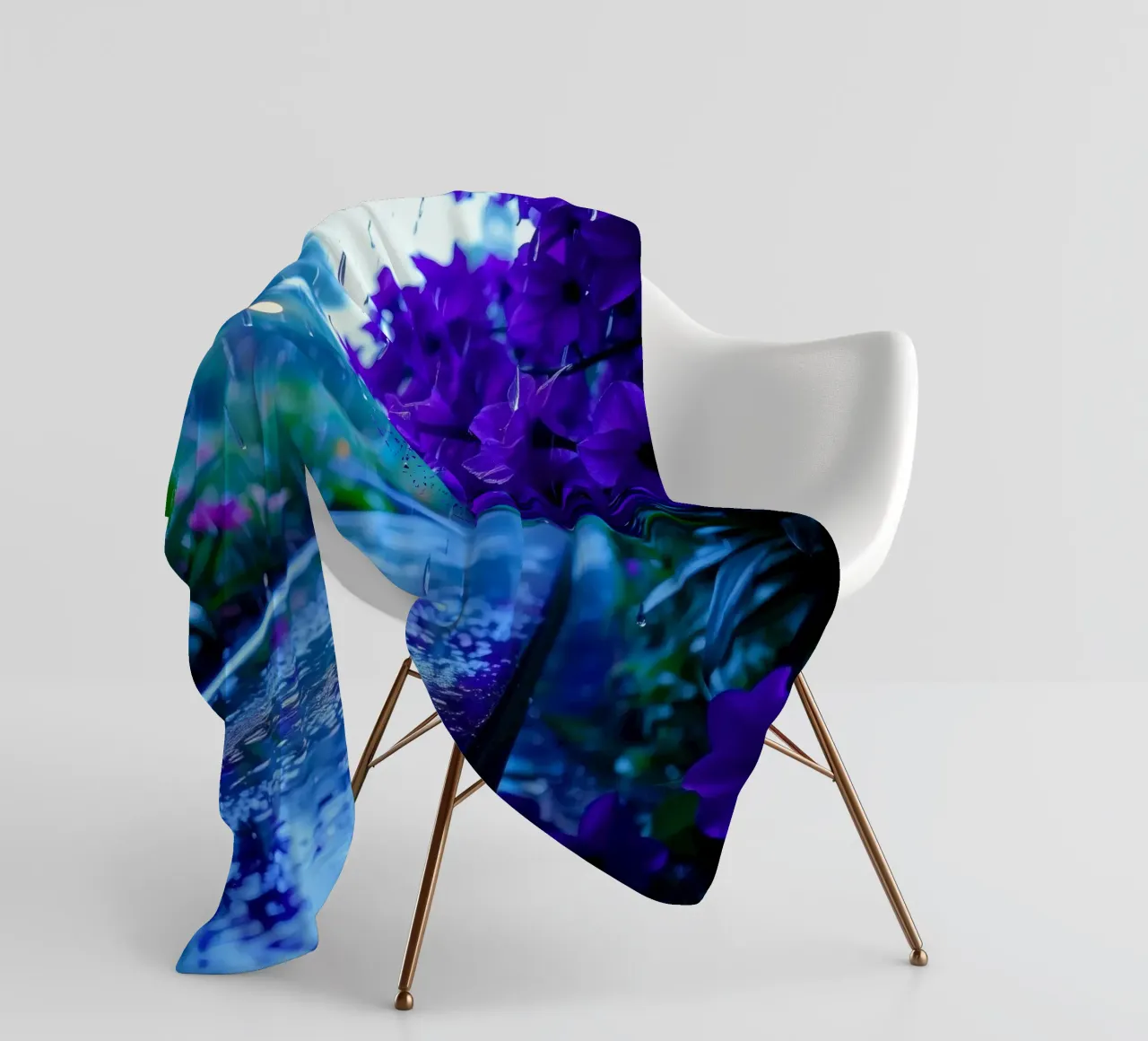 fiori viola circondati da gocce di pioggia, in una tranquilla coperta in pile da DesignDoodle