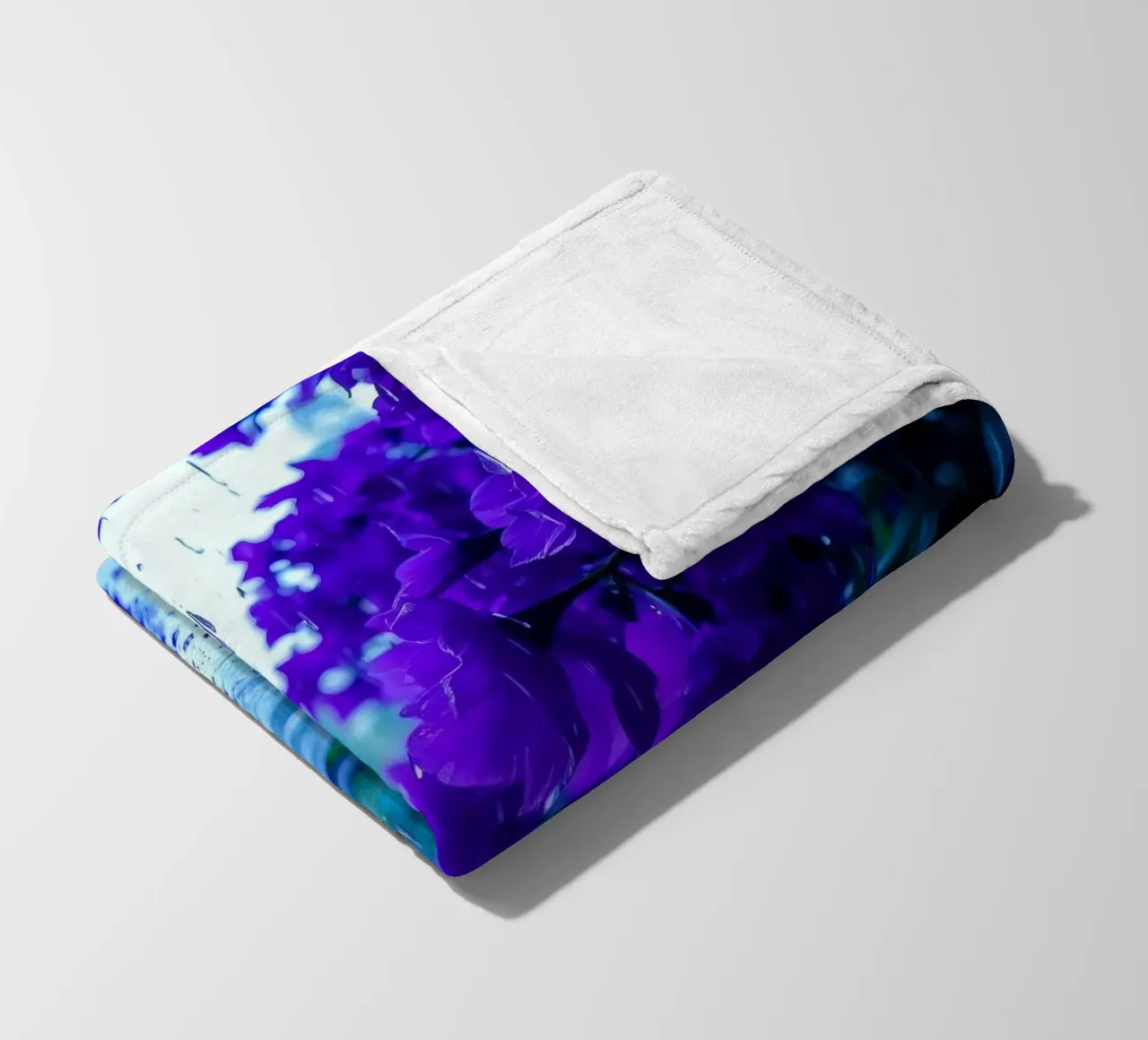 fiori viola circondati da gocce di pioggia, in una tranquilla coperta in pile da DesignDoodle