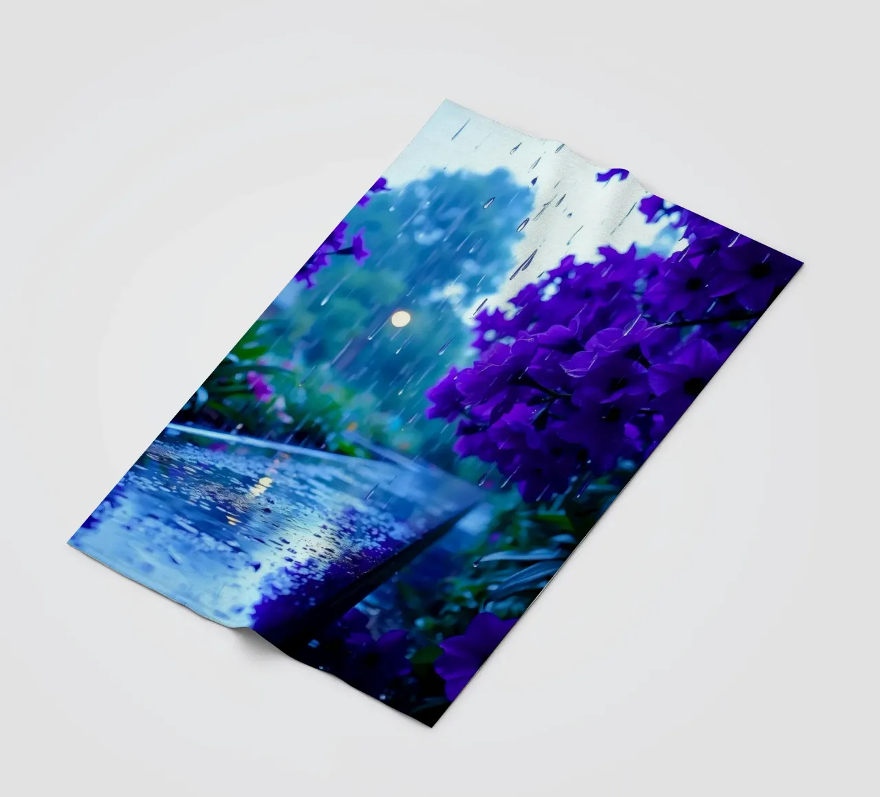 fiori viola circondati da gocce di pioggia, in una tranquilla coperta in pile da DesignDoodle