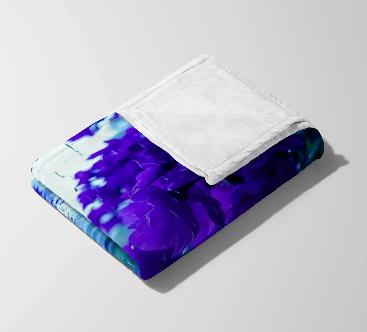 fiori viola circondati da gocce di pioggia, in una tranquilla coperta in pile da DesignDoodle
