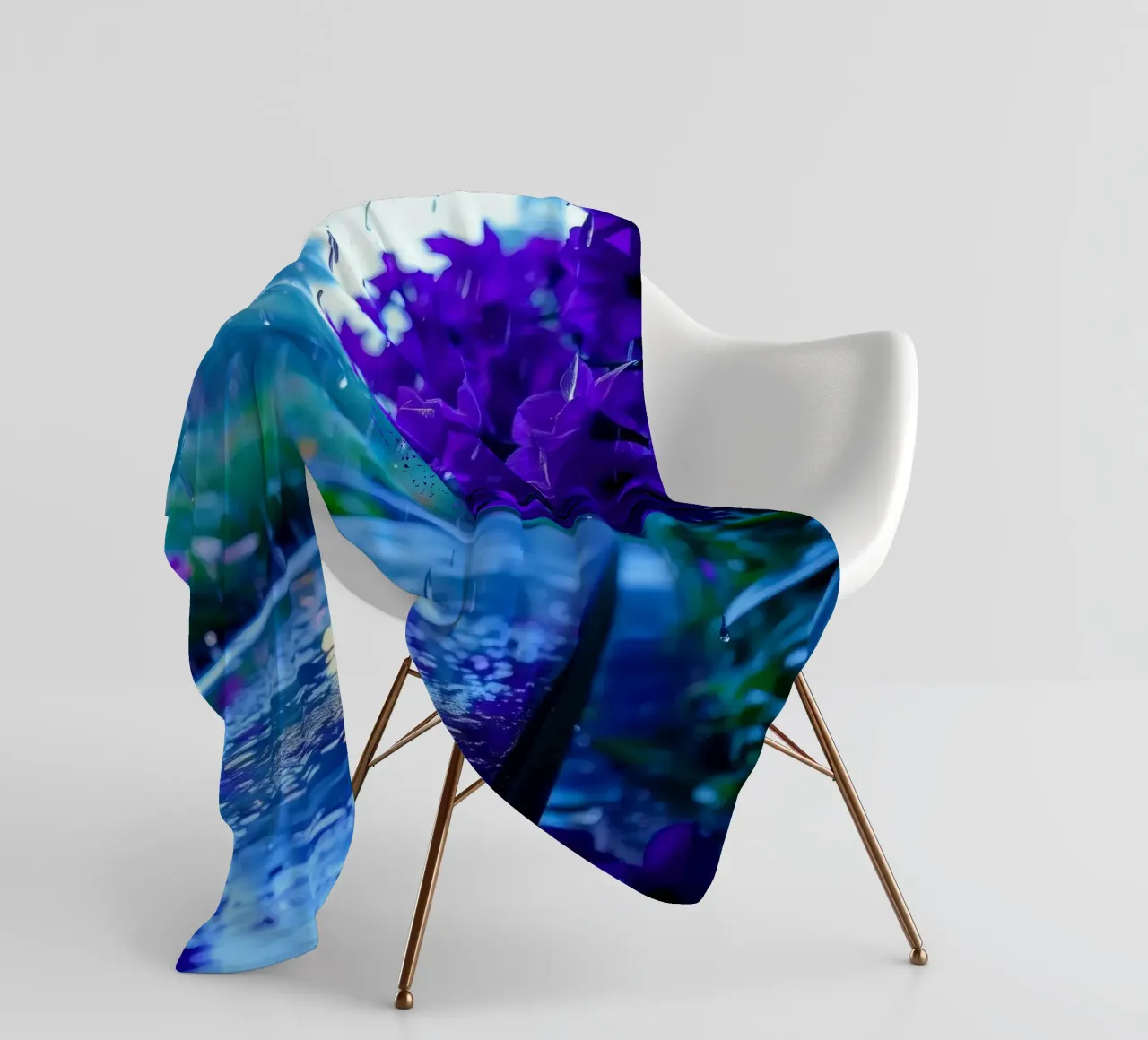 fiori viola circondati da gocce di pioggia, in una tranquilla coperta in pile da DesignDoodle