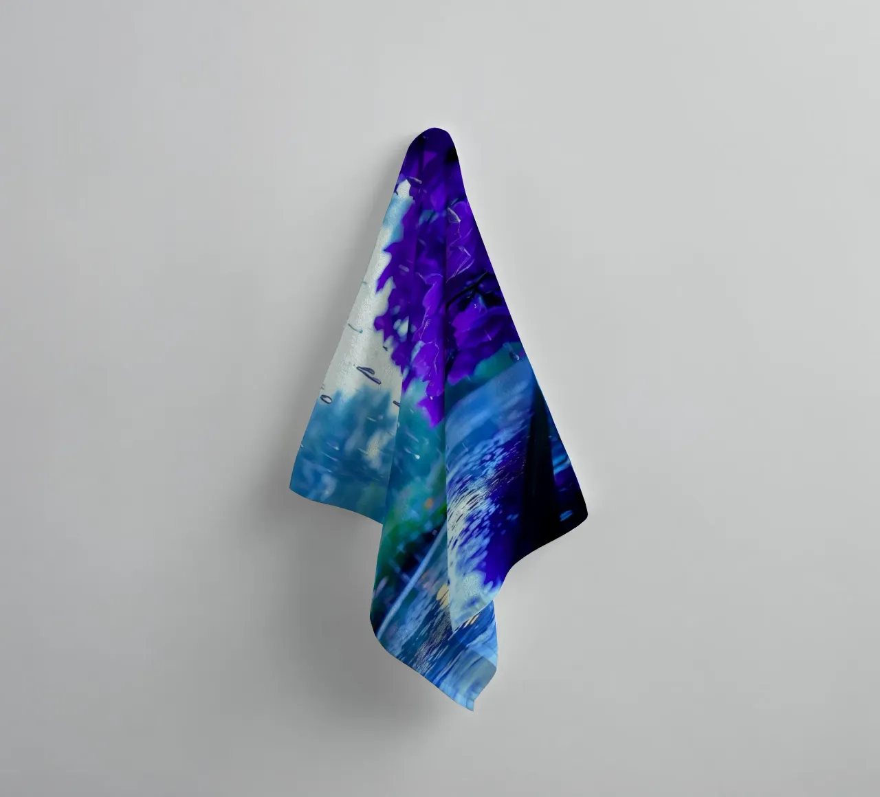 fiori viola circondati da gocce di pioggia, in una tranquilla asciugamano da bagno da DesignDoodle