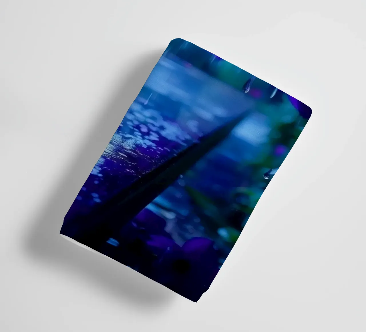 fiori viola circondati da gocce di pioggia, in una tranquilla asciugamano da bagno da DesignDoodle