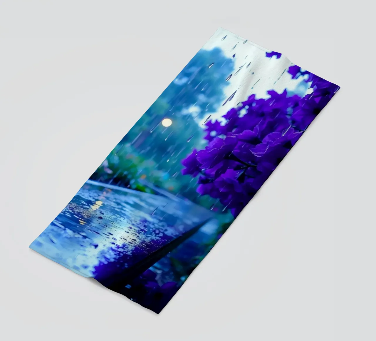 fiori viola circondati da gocce di pioggia, in una tranquilla telo mare da DesignDoodle