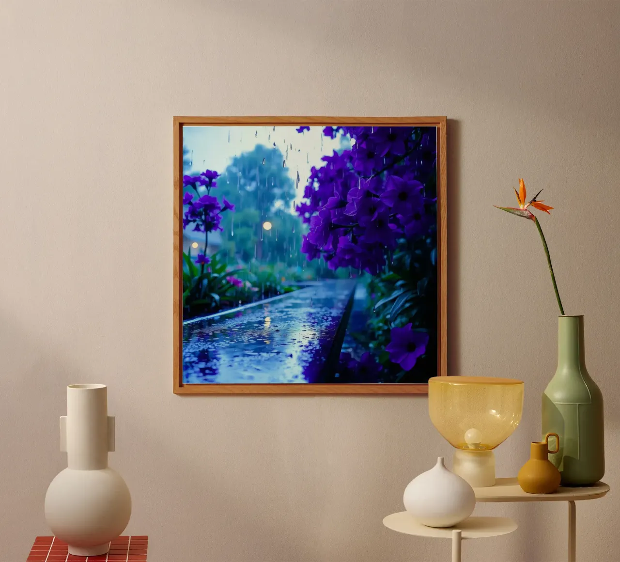 fiori viola circondati da gocce di pioggia, in una tranquilla alluminio dibond da DesignDoodle