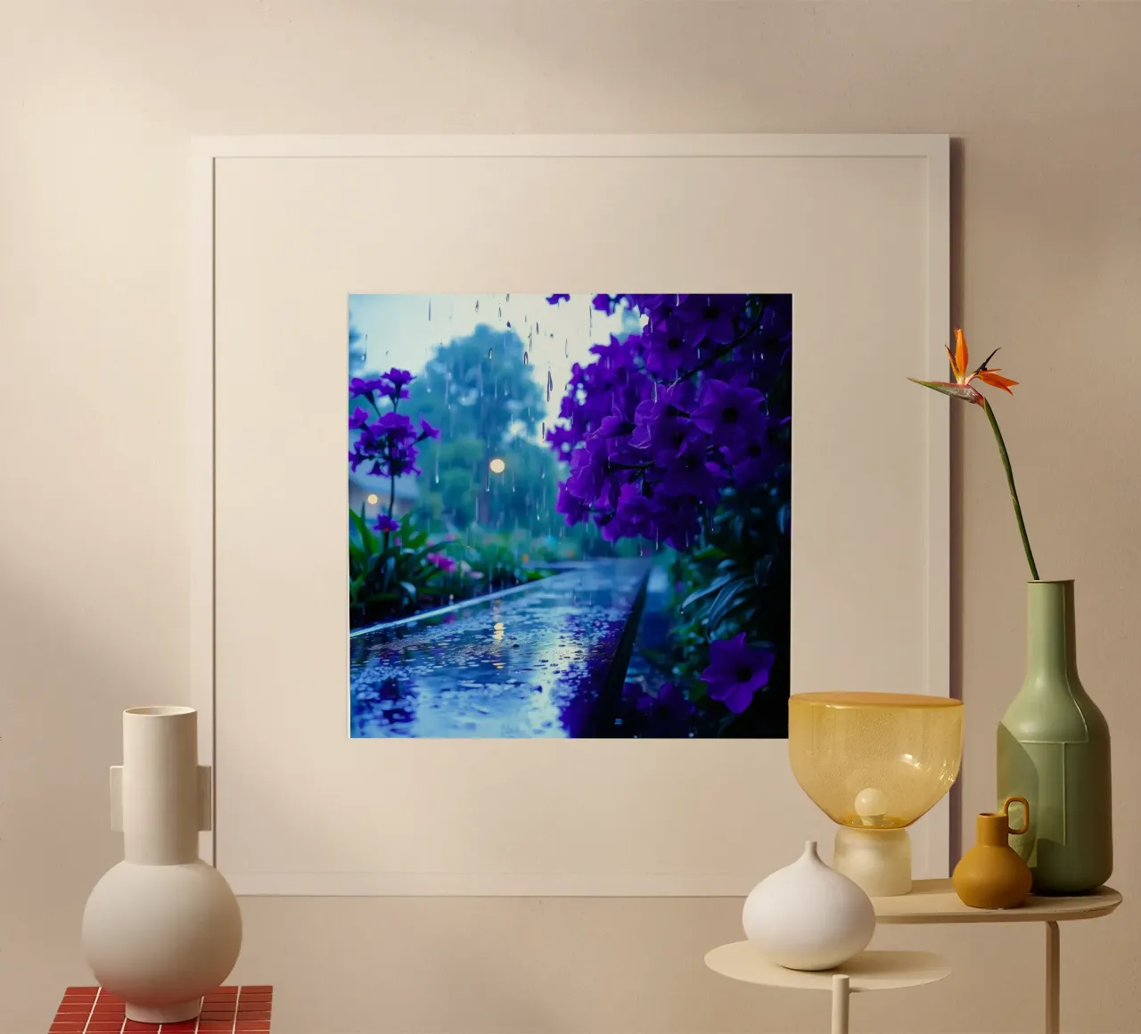 fiori viola circondati da gocce di pioggia, in una tranquilla poster con telaio in legno da DesignDoodle