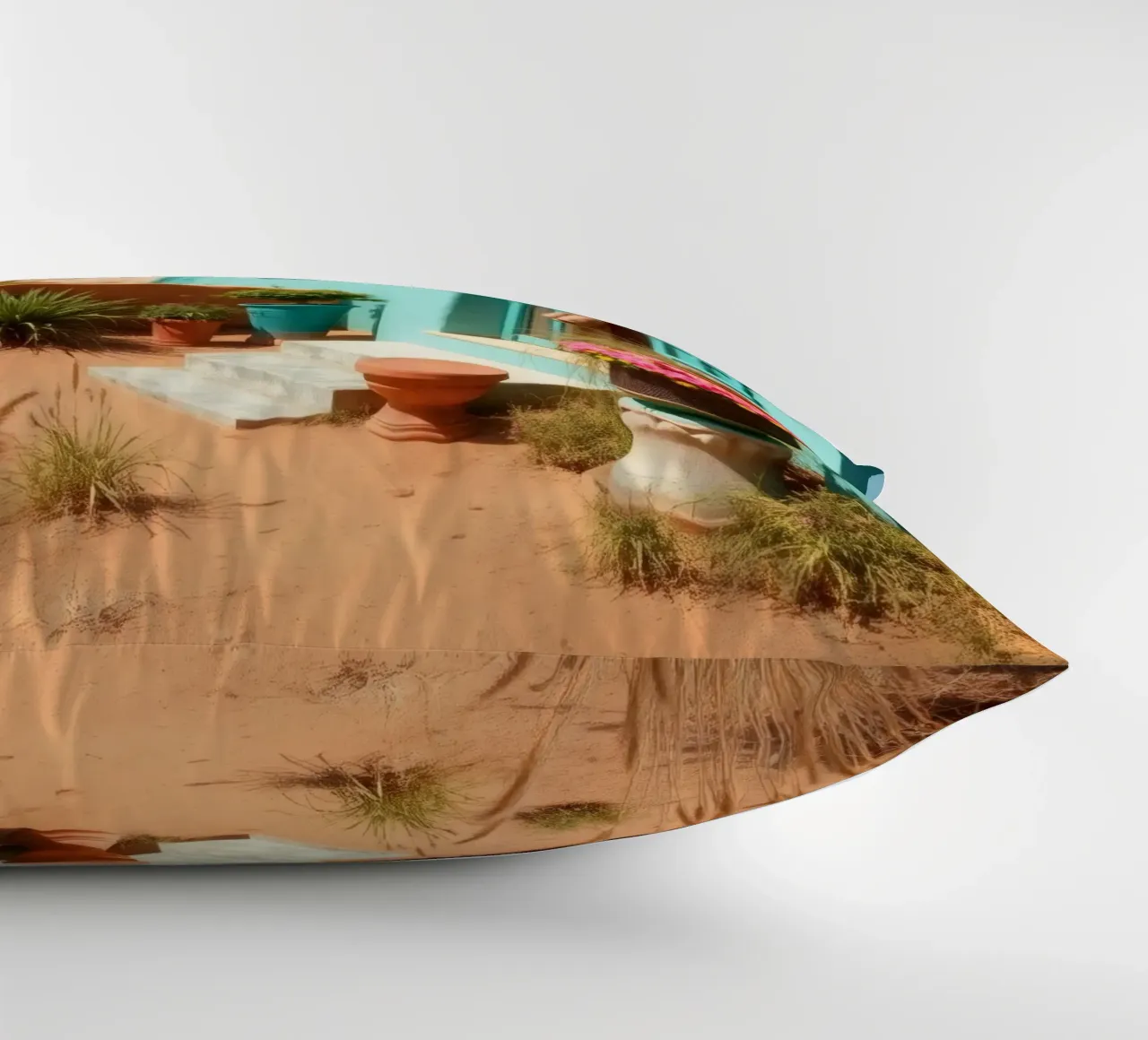 Casa dai colori vivaci con giardino in un soleggiato paesaggio desertico cuscino da DesignDoodle