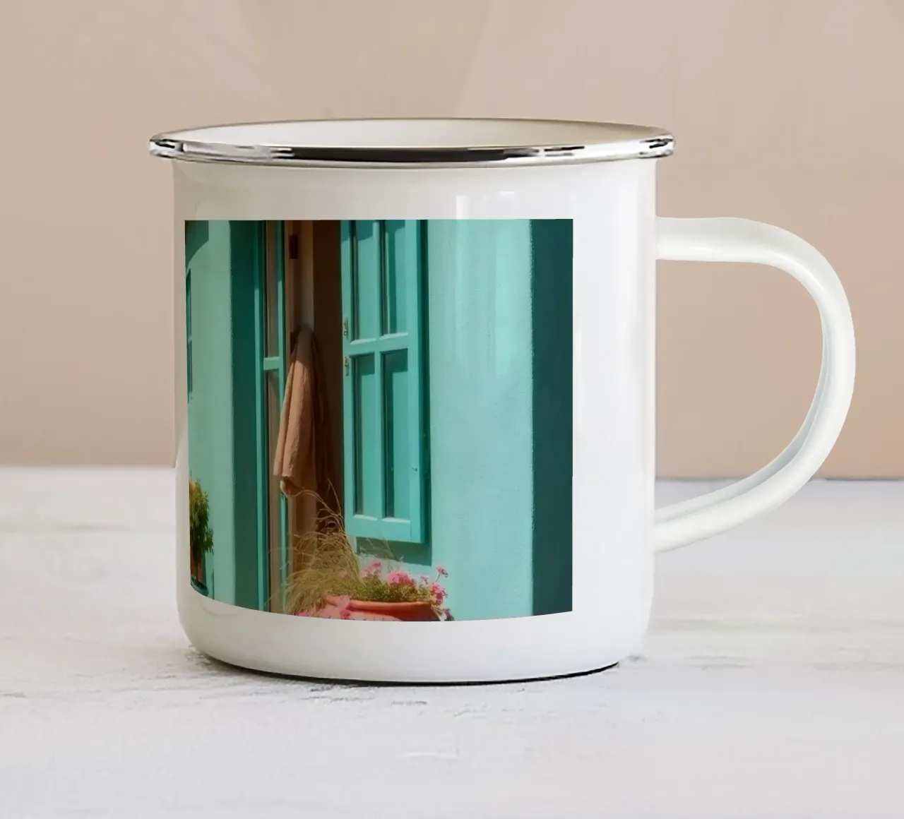Casa dai colori vivaci con giardino in un soleggiato paesaggio desertico tazza in smalto da DesignDoodle