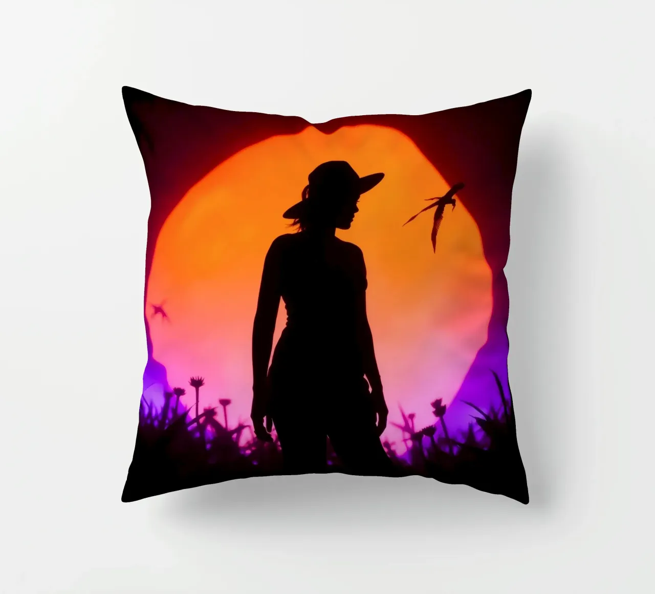 Silhouette di donna con cappello, tramonto con insetti volanti cuscino da DesignDoodle