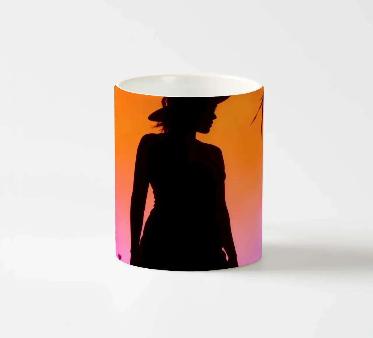 Silhouette di donna con cappello, tramonto con insetti volanti tazza in ceramica da DesignDoodle
