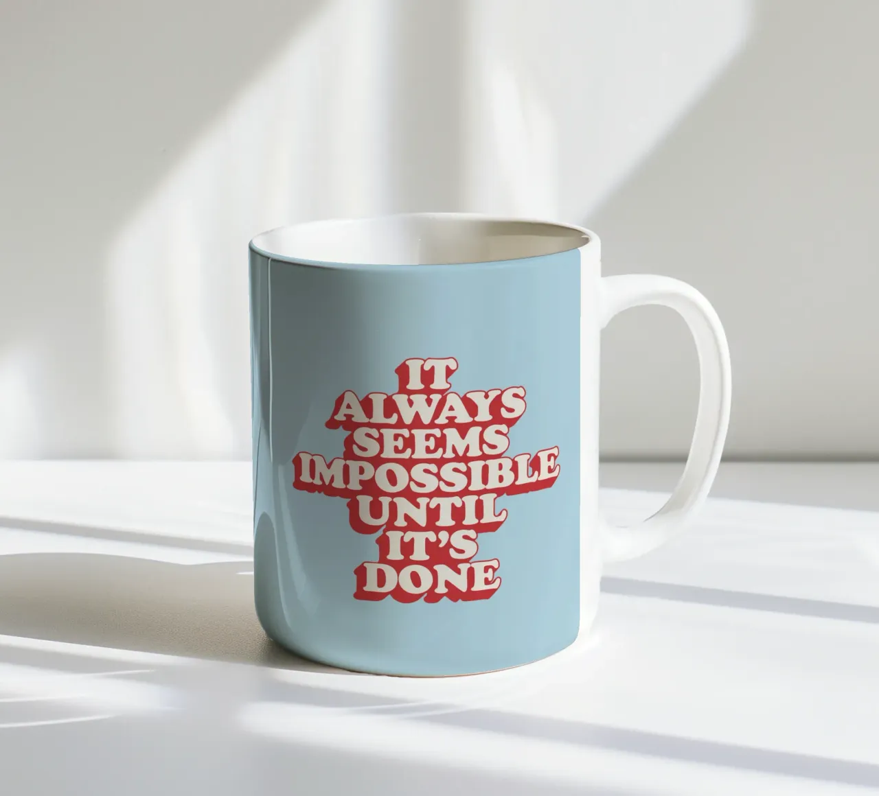 Es scheint immer unmöglich, bis es getan ist Typografie Druck Keramik Tasse von THE MOTIVATED TYPE