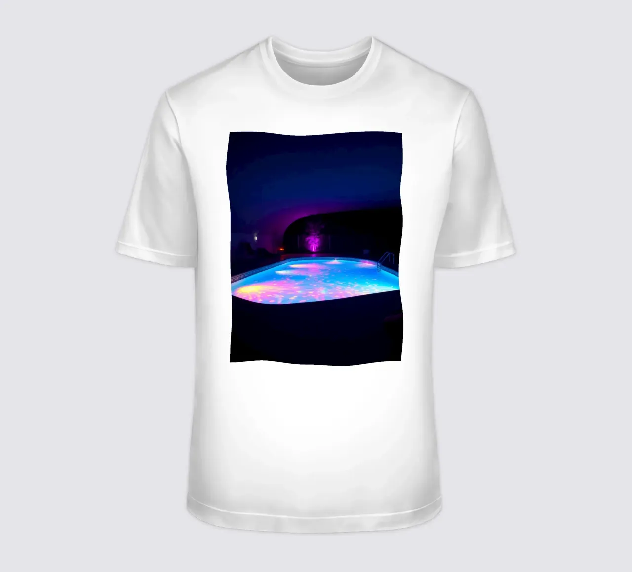 riflessi di luce intorno ad una piscina in una notte accogliente t-shirt da DesignDoodle