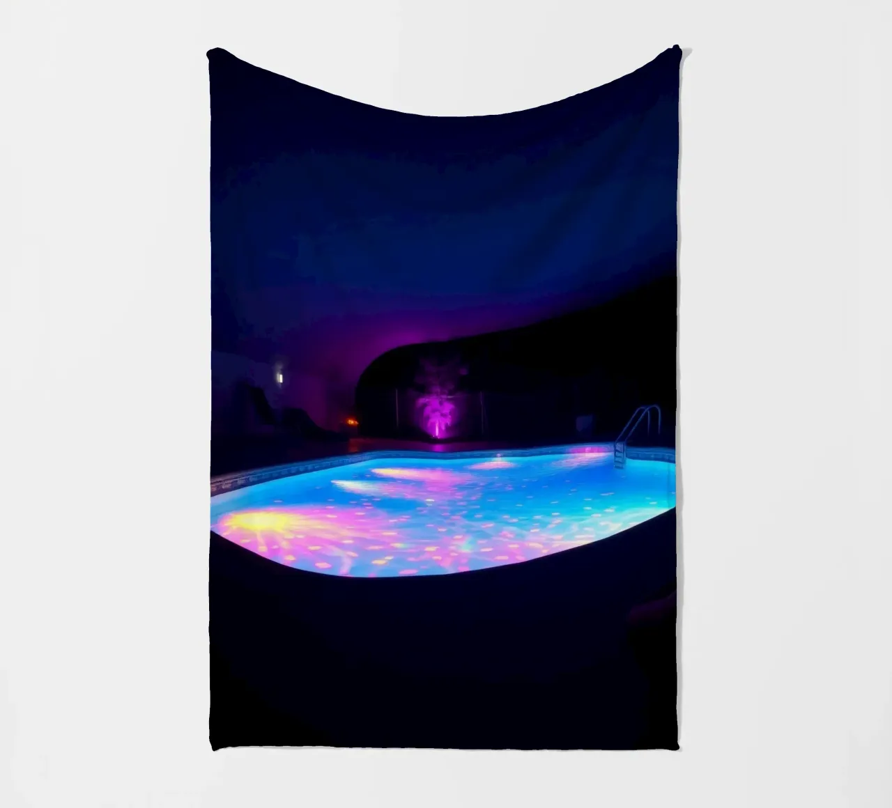 riflessi di luce intorno ad una piscina in una notte accogliente coperta in pile da DesignDoodle