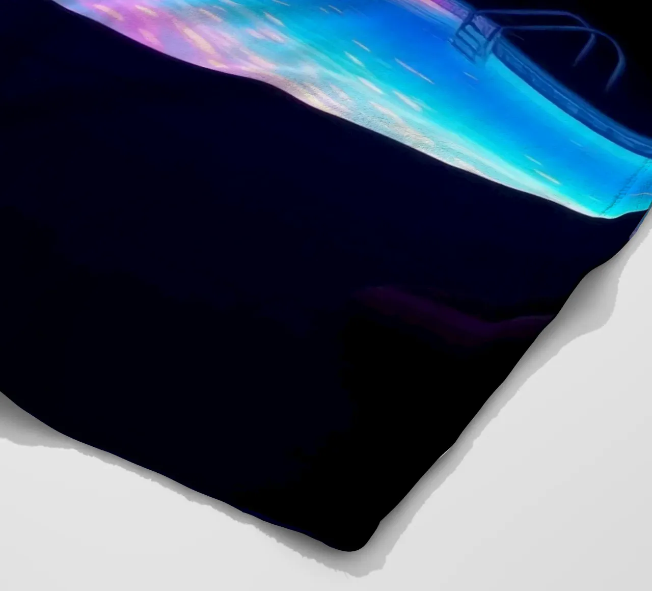 riflessi di luce intorno ad una piscina in una notte accogliente coperta in pile da DesignDoodle