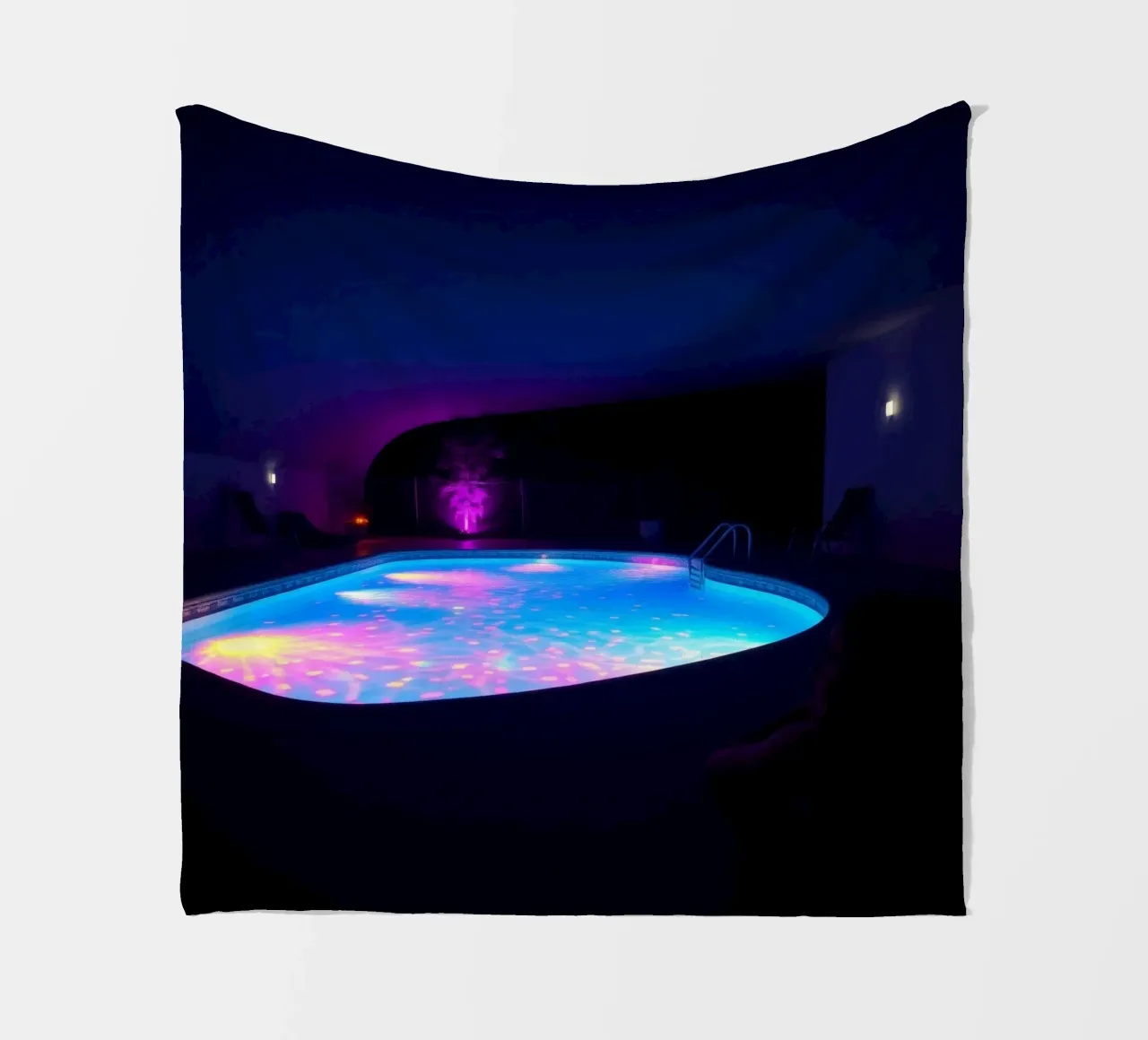 riflessi di luce intorno ad una piscina in una notte accogliente coperta in pile da DesignDoodle