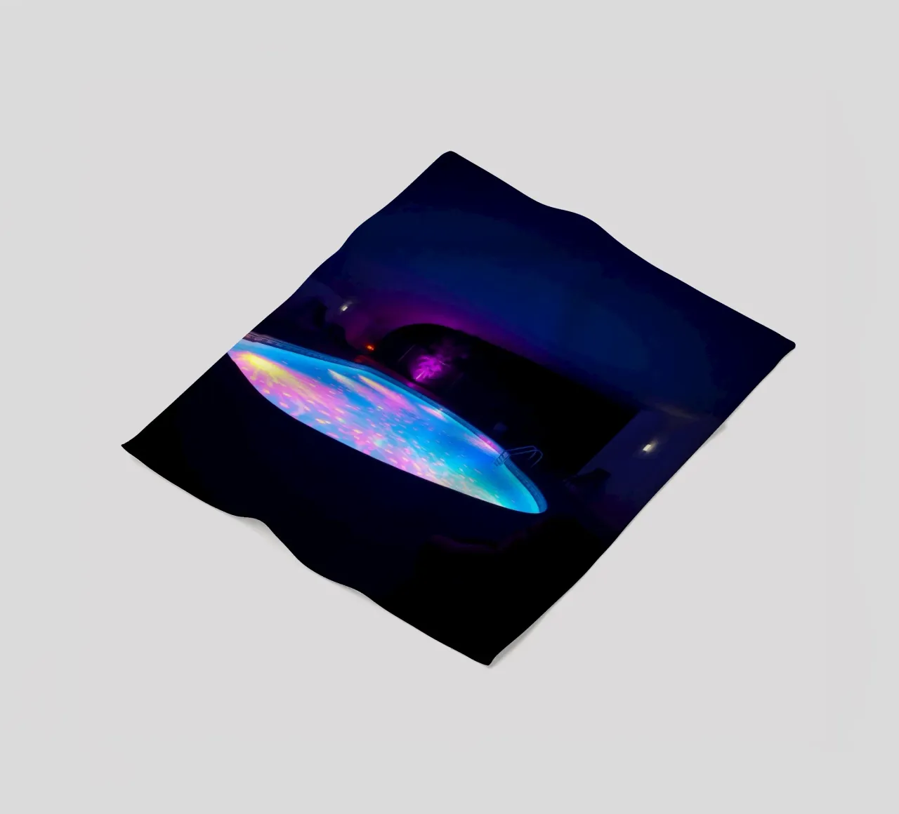 riflessi di luce intorno ad una piscina in una notte accogliente coperta in pile da DesignDoodle