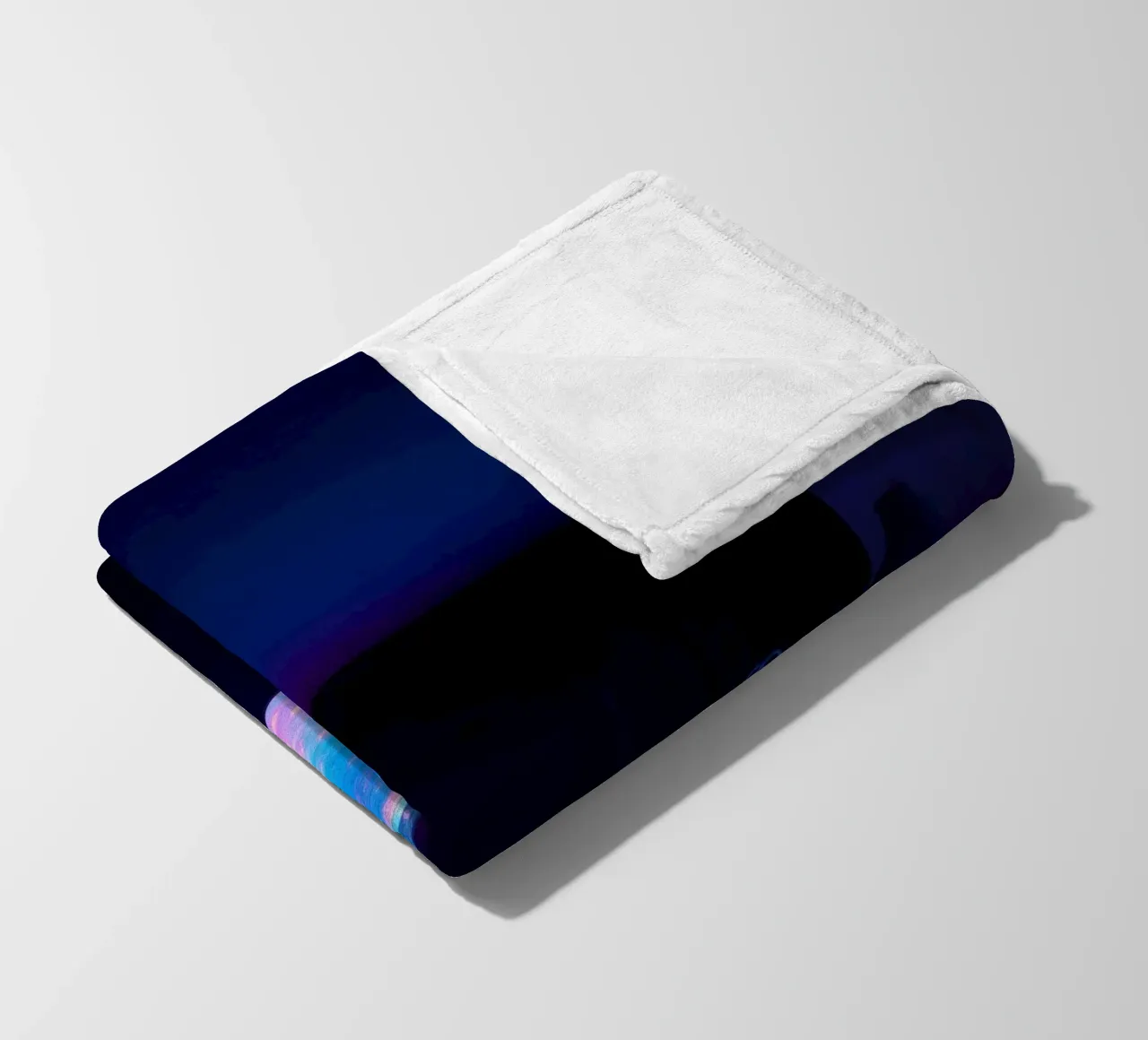 riflessi di luce intorno ad una piscina in una notte accogliente coperta in pile da DesignDoodle