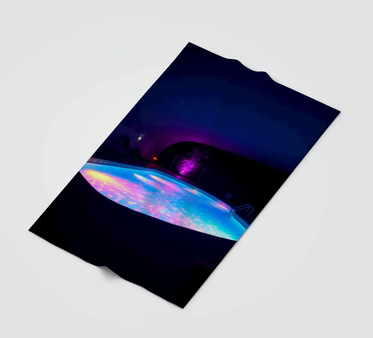 riflessi di luce intorno ad una piscina in una notte accogliente coperta in pile da DesignDoodle