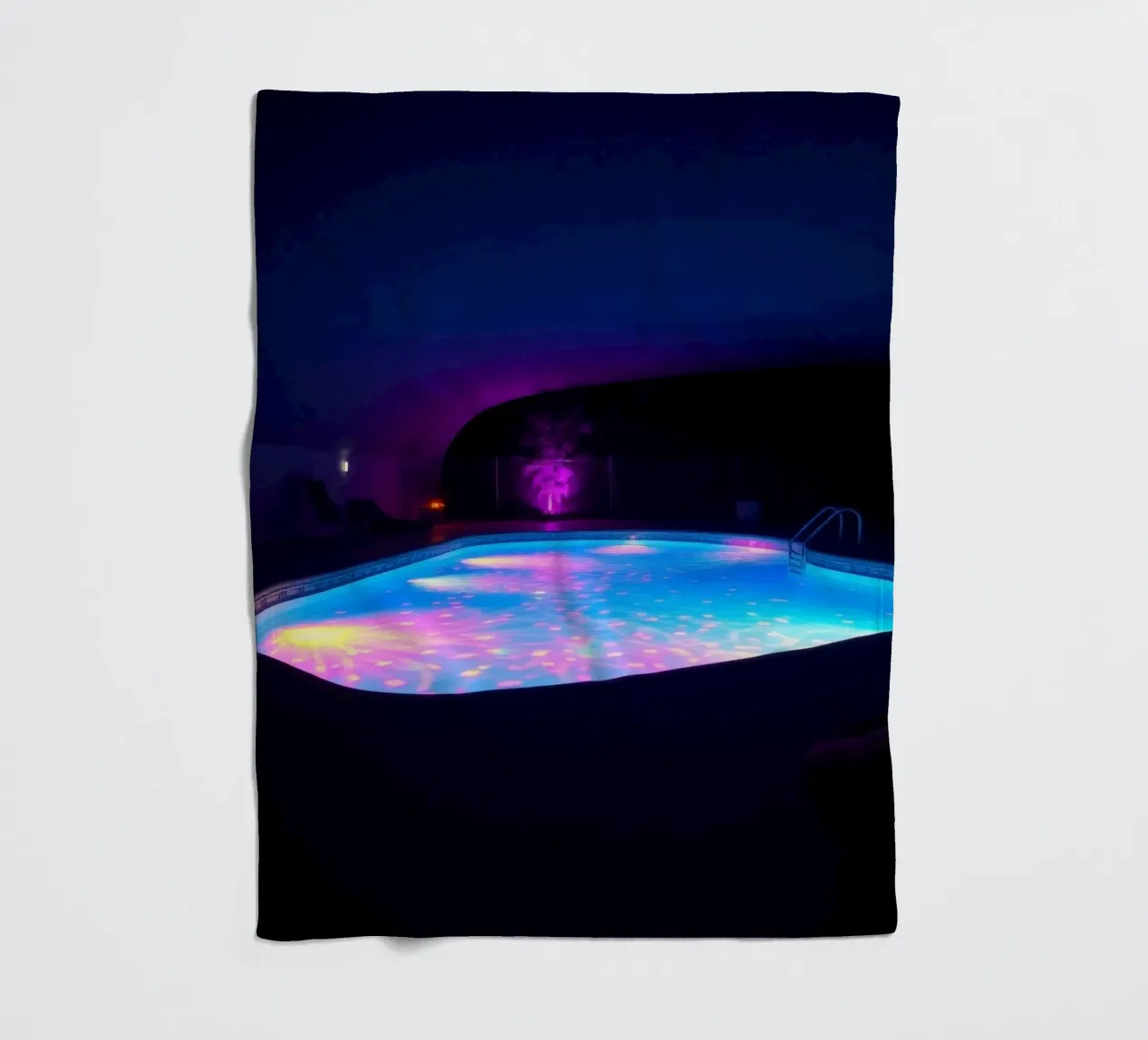 riflessi di luce intorno ad una piscina in una notte accogliente coperta in pile da DesignDoodle