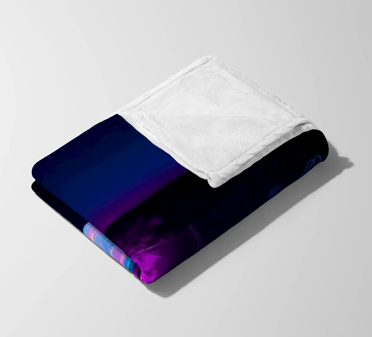 riflessi di luce intorno ad una piscina in una notte accogliente coperta in pile da DesignDoodle