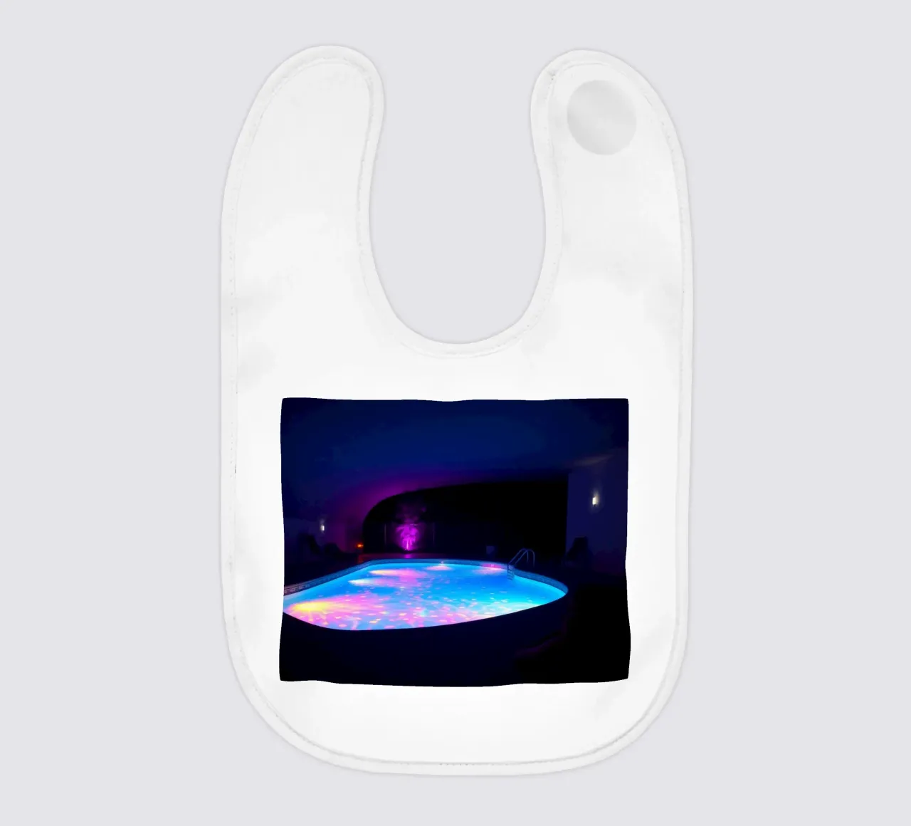 riflessi di luce intorno ad una piscina in una notte accogliente bavaglino da DesignDoodle