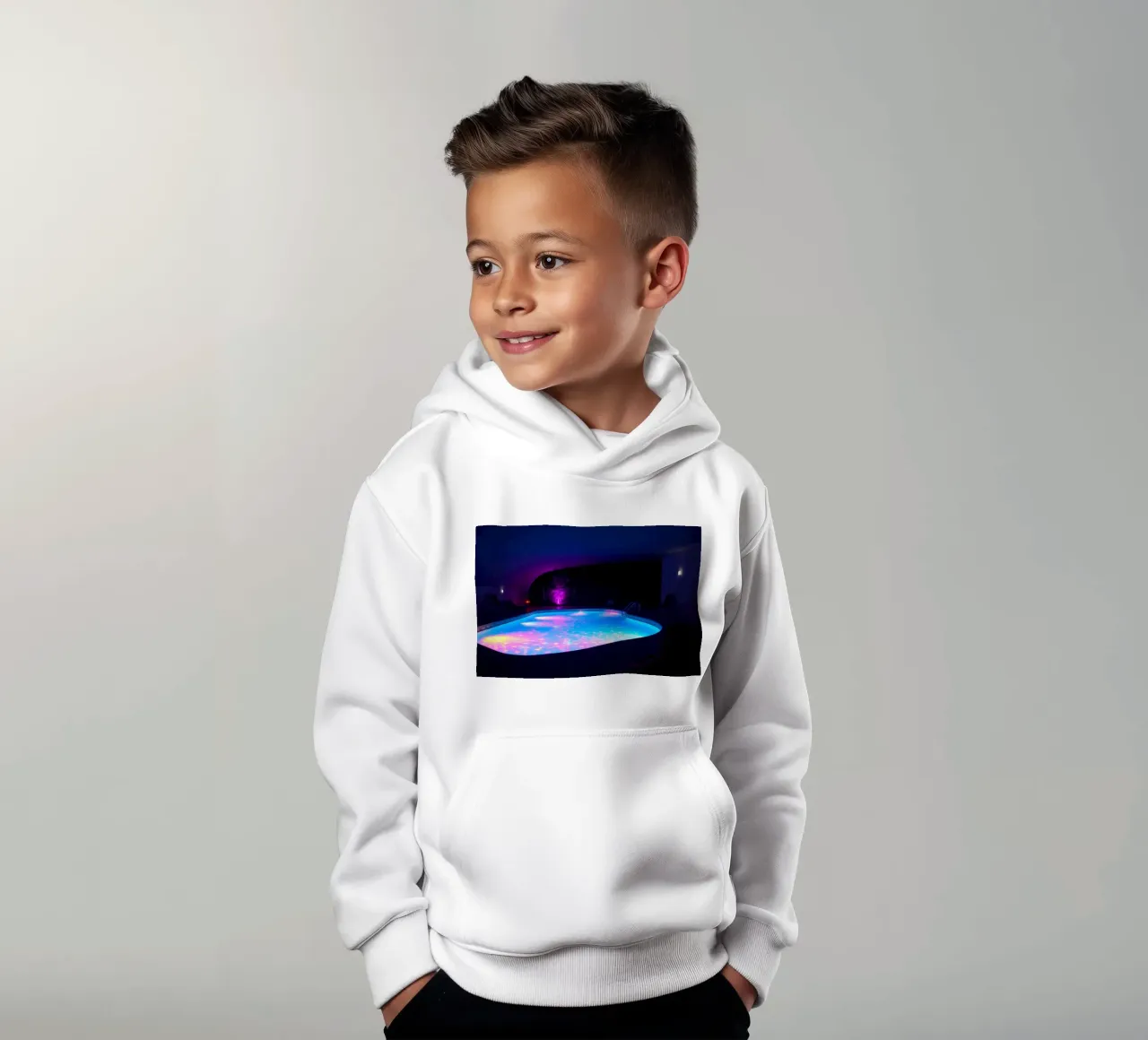 riflessi di luce intorno ad una piscina in una notte accogliente felpa bambino con cappuccio da DesignDoodle
