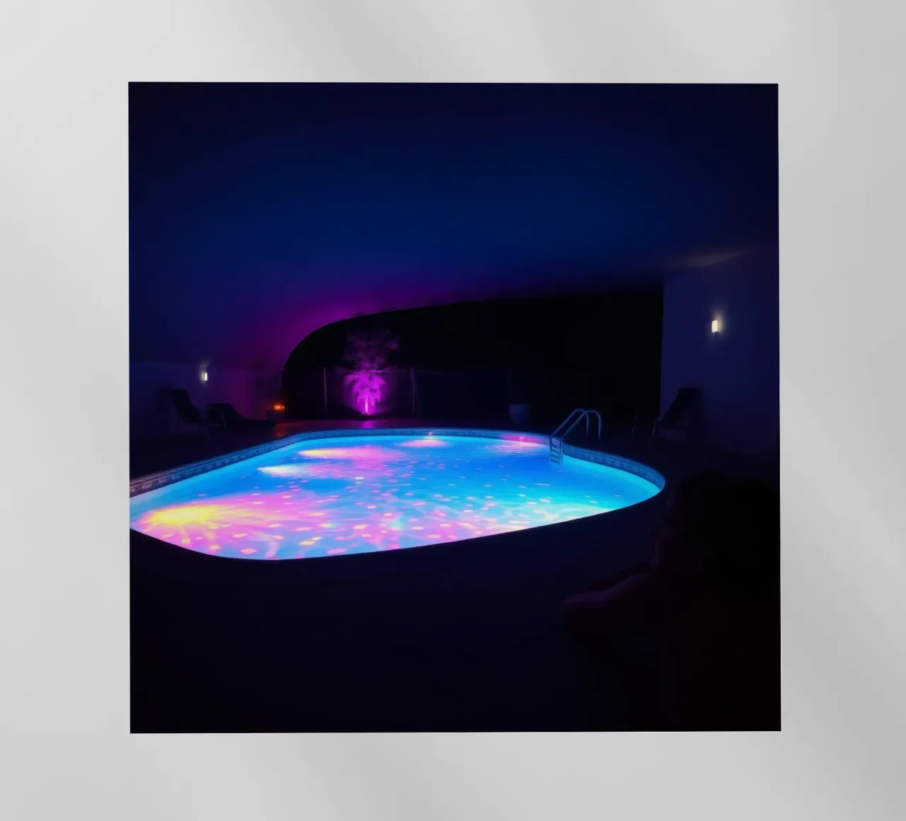 riflessi di luce intorno ad una piscina in una notte accogliente pellicola backlit da DesignDoodle