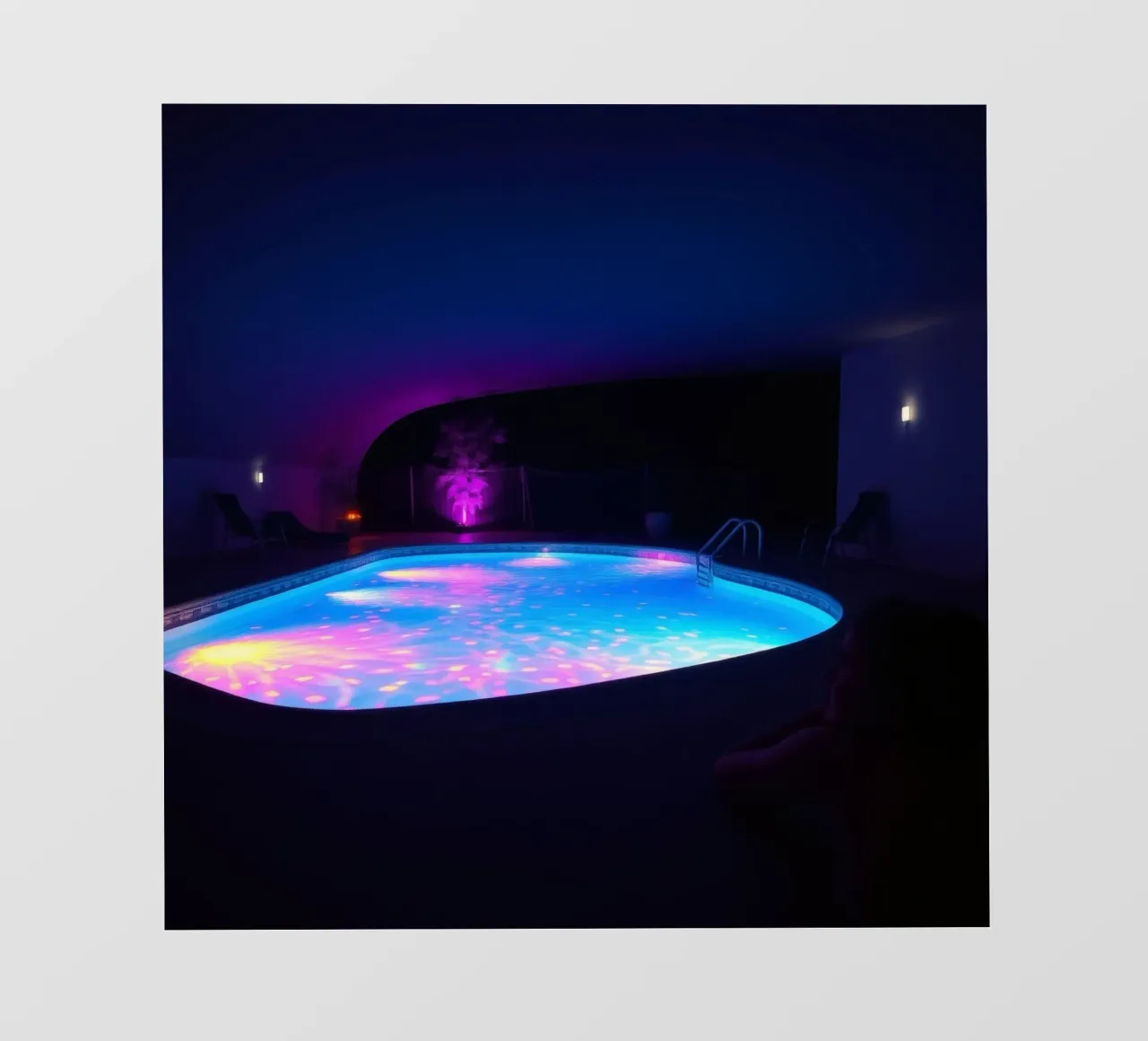 riflessi di luce intorno ad una piscina in una notte accogliente pellicola backlit da DesignDoodle