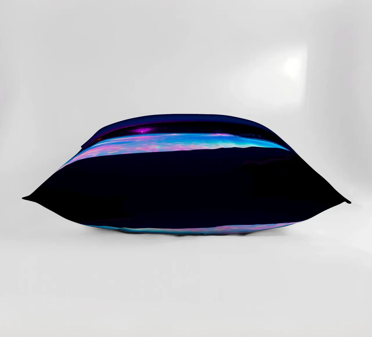 riflessi di luce intorno ad una piscina in una notte accogliente cuscino da DesignDoodle
