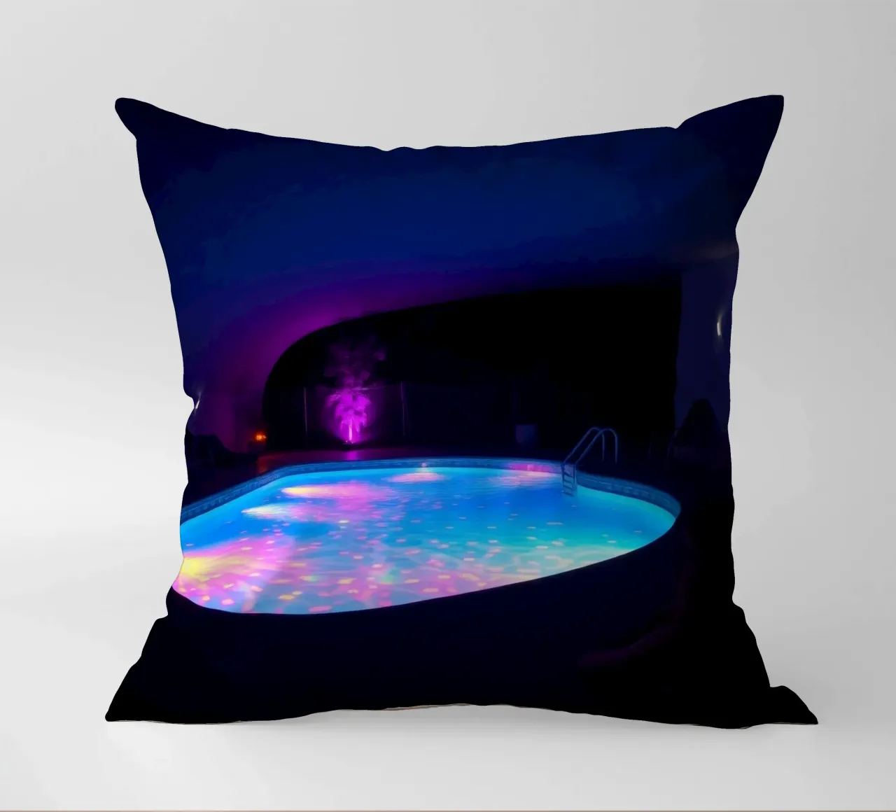 riflessi di luce intorno ad una piscina in una notte accogliente cuscino da DesignDoodle