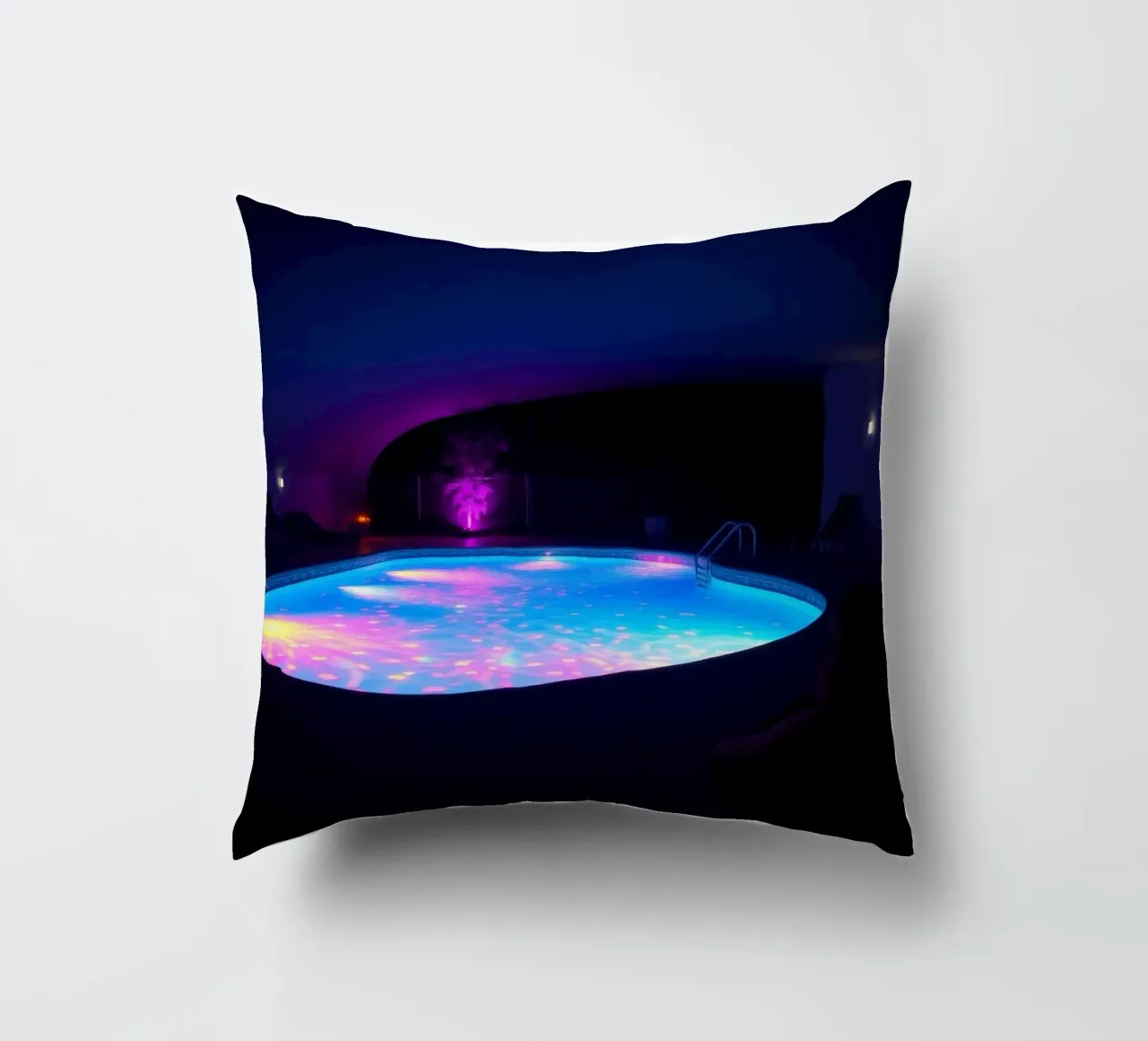 riflessi di luce intorno ad una piscina in una notte accogliente cuscino da DesignDoodle