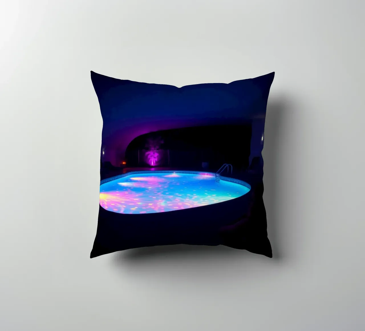 riflessi di luce intorno ad una piscina in una notte accogliente cuscino da DesignDoodle